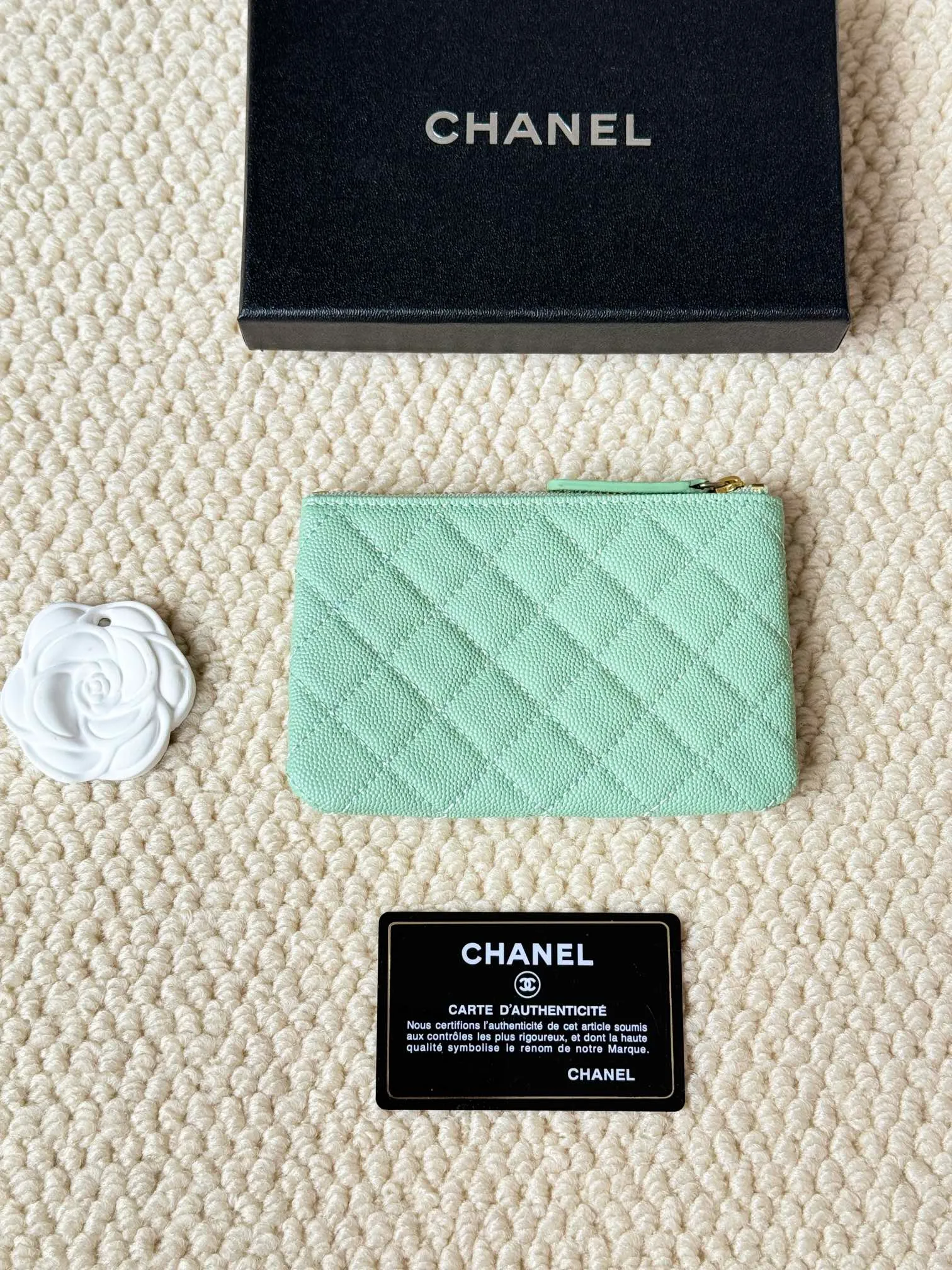 💰130 CHANEL 22k embossed lgo large double C hardware, fresh design, exquisite replica flavor, very beautiful, official website 2023 latest 🆕Card holder. Caviar medium ball grain cowhide is anti-scratch, super glossy. It is troublesome to carry a bag that is too big in summer. It is suitable for putting in a mini bag, and it is convenient to put in your pocket😍 The bag has a zipper, super practical, you can also put cards, change, coins, keys inside! Style number: 82365 Size: 15*8.5 Color: ball pattern gold,