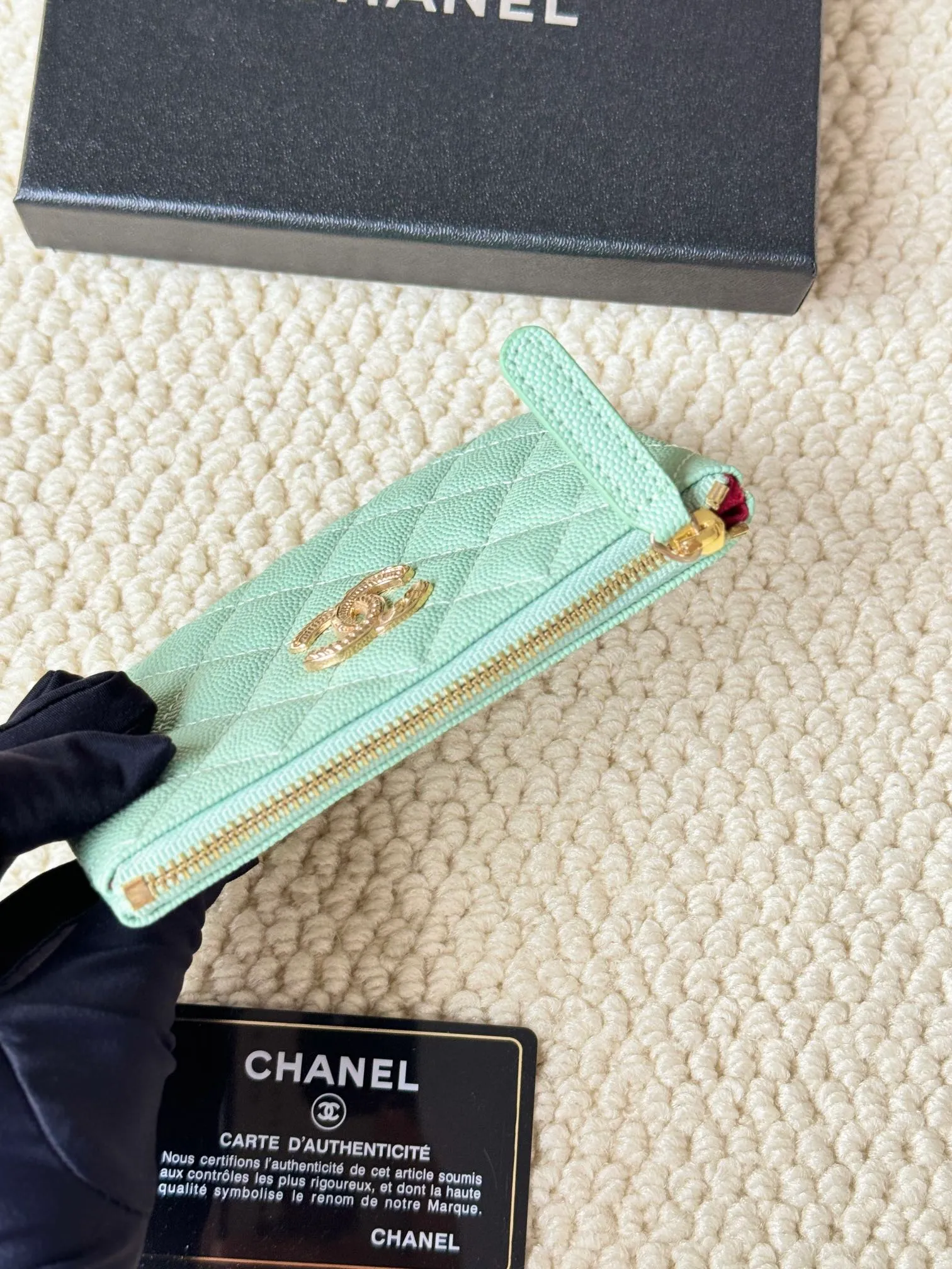 💰130 CHANEL 22k embossed lgo large double C hardware, fresh design, exquisite replica flavor, very beautiful, official website 2023 latest 🆕Card holder. Caviar medium ball grain cowhide is anti-scratch, super glossy. It is troublesome to carry a bag that is too big in summer. It is suitable for putting in a mini bag, and it is convenient to put in your pocket😍 The bag has a zipper, super practical, you can also put cards, change, coins, keys inside! Style number: 82365 Size: 15*8.5 Color: ball pattern gold,