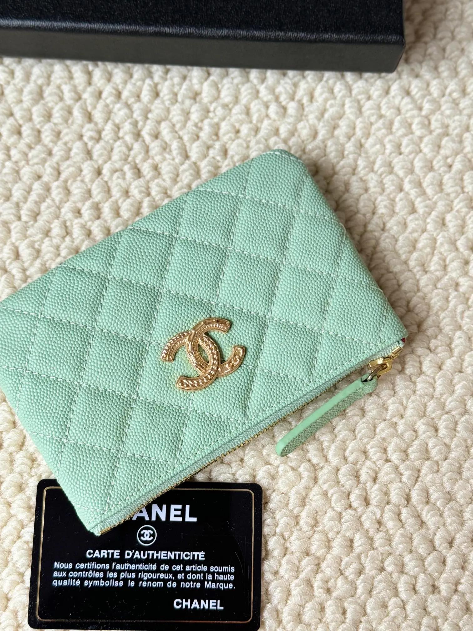 💰130 CHANEL 22k embossed lgo large double C hardware, fresh design, exquisite replica flavor, very beautiful, official website 2023 latest 🆕Card holder. Caviar medium ball grain cowhide is anti-scratch, super glossy. It is troublesome to carry a bag that is too big in summer. It is suitable for putting in a mini bag, and it is convenient to put in your pocket😍 The bag has a zipper, super practical, you can also put cards, change, coins, keys inside! Style number: 82365 Size: 15*8.5 Color: ball pattern gold,