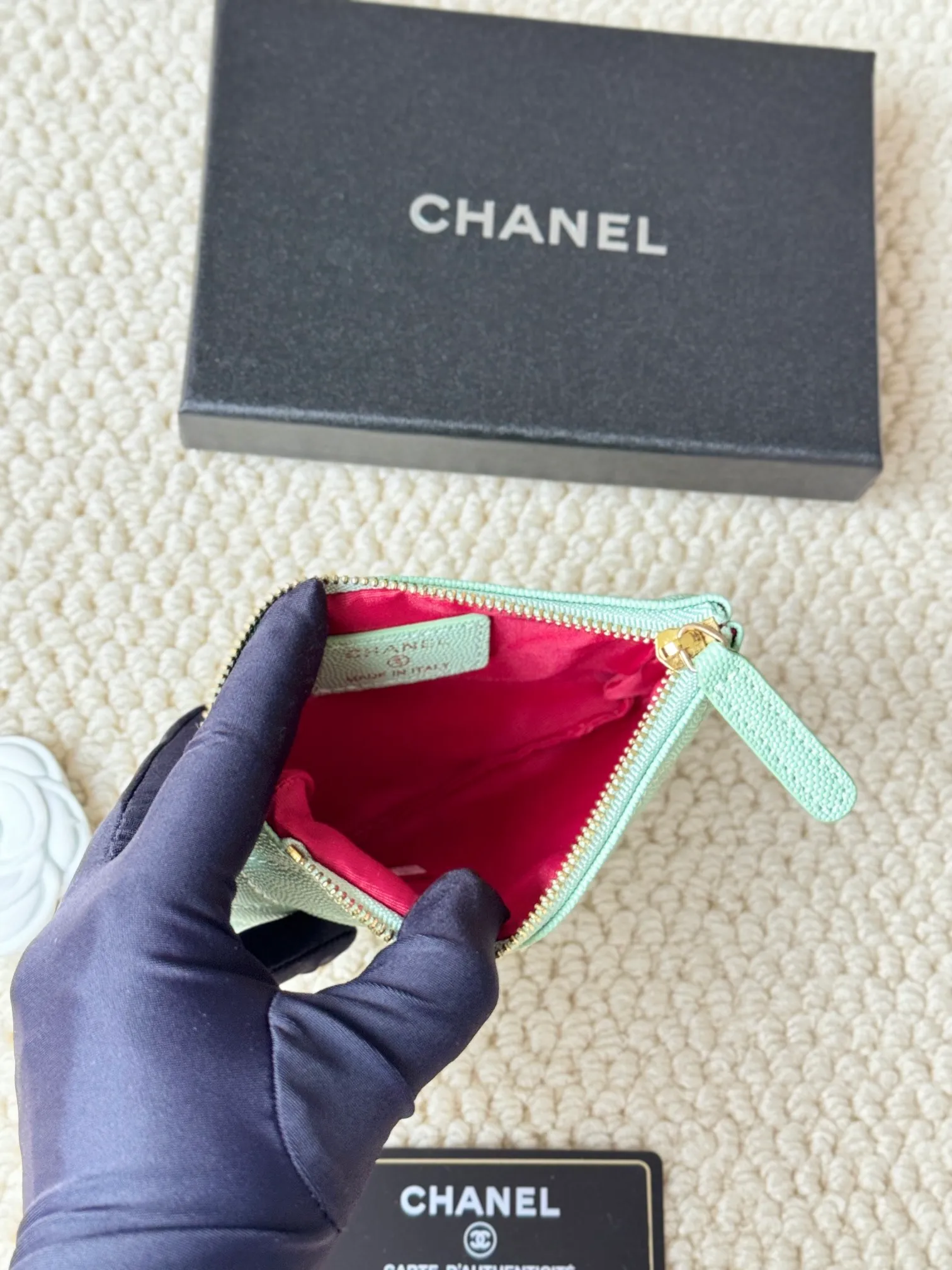 💰130 CHANEL 22k embossed lgo large double C hardware, fresh design, exquisite replica flavor, very beautiful, official website 2023 latest 🆕Card holder. Caviar medium ball grain cowhide is anti-scratch, super glossy. It is troublesome to carry a bag that is too big in summer. It is suitable for putting in a mini bag, and it is convenient to put in your pocket😍 The bag has a zipper, super practical, you can also put cards, change, coins, keys inside! Style number: 82365 Size: 15*8.5 Color: ball pattern gold,