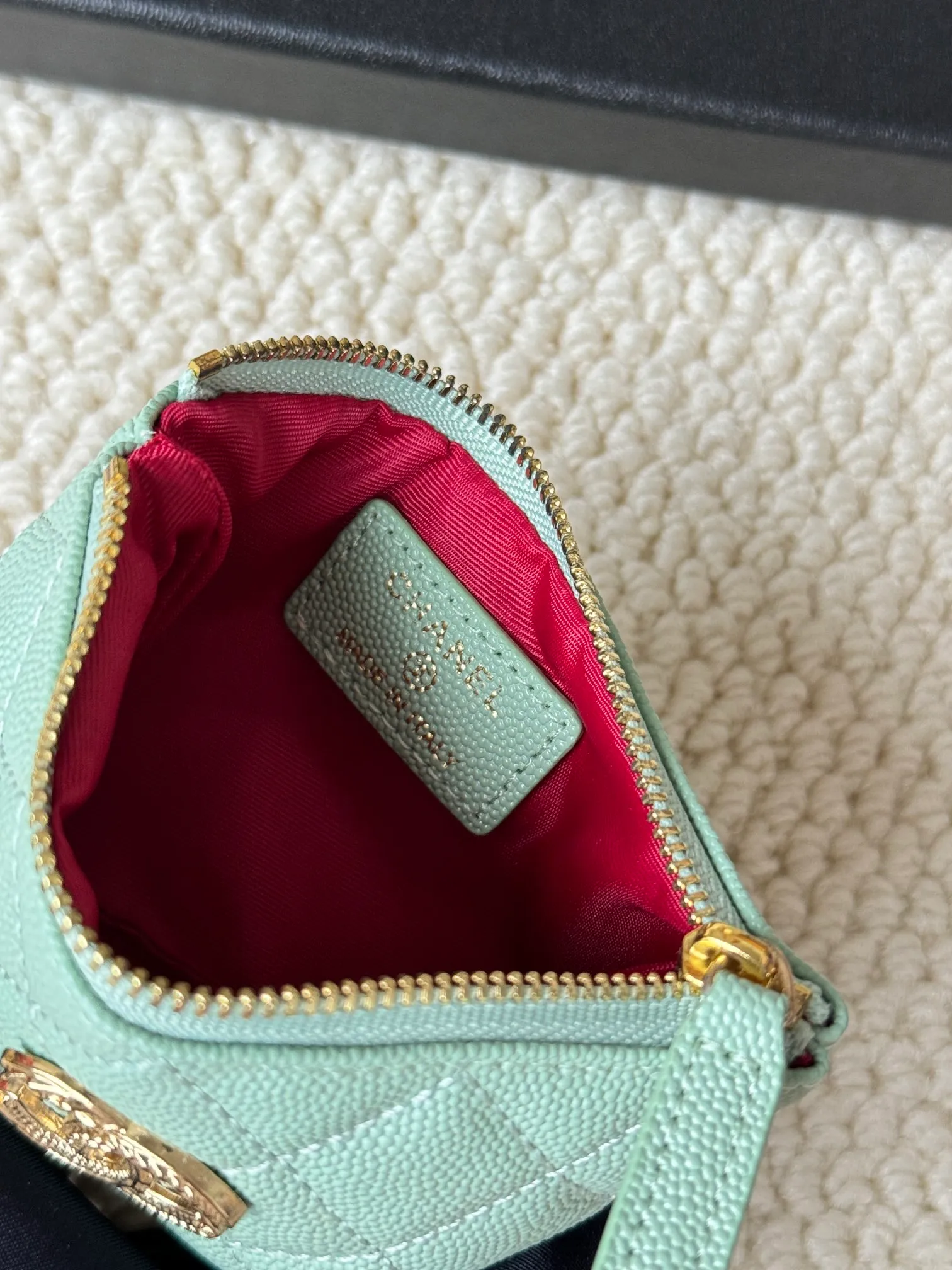 💰130 CHANEL 22k embossed lgo large double C hardware, fresh design, exquisite replica flavor, very beautiful, official website 2023 latest 🆕Card holder. Caviar medium ball grain cowhide is anti-scratch, super glossy. It is troublesome to carry a bag that is too big in summer. It is suitable for putting in a mini bag, and it is convenient to put in your pocket😍 The bag has a zipper, super practical, you can also put cards, change, coins, keys inside! Style number: 82365 Size: 15*8.5 Color: ball pattern gold,