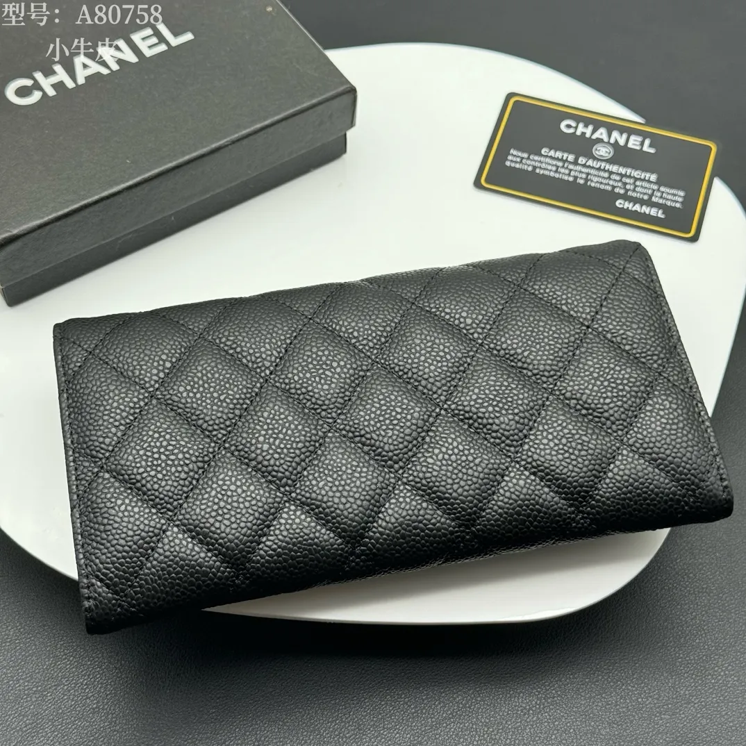 💰190 💎Top quality, full leather inside and outside 💓𝑪𝑯𝑨𝑵𝑬𝑳Chanel Caviar/Black Gold, same as Fragrance counter, original quality! The new bifold is made of imported sheepskin and imported caviar cowhide, which are made with precision. The exquisite original iconic logo is eye-catching and makes girls irresistible! A zipper bag, a large cash slot, multiple compartments, and a perfect size. Whether it is placed in a large bag or a small bag or held in the palm of your hand, it is eye-catching and hard to put down. It is not only exquisite but also extremely practical! Xiaoxiang imported Italian grained calfskin Item number: A80758 Size: w19×h10.5×3cm