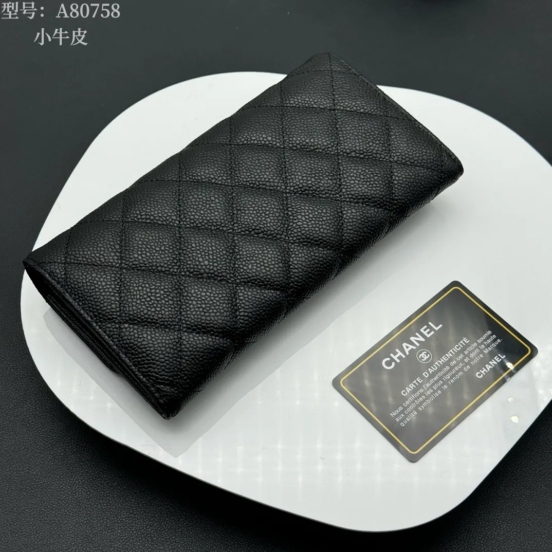 💰190 💎Top quality, full leather inside and outside 💓𝑪𝑯𝑨𝑵𝑬𝑳Chanel Caviar/Black Gold, same as Fragrance counter, original quality! The new bifold is made of imported sheepskin and imported caviar cowhide, which are made with precision. The exquisite original iconic logo is eye-catching and makes girls irresistible! A zipper bag, a large cash slot, multiple compartments, and a perfect size. Whether it is placed in a large bag or a small bag or held in the palm of your hand, it is eye-catching and hard to put down. It is not only exquisite but also extremely practical! Xiaoxiang imported Italian grained calfskin Item number: A80758 Size: w19×h10.5×3cm