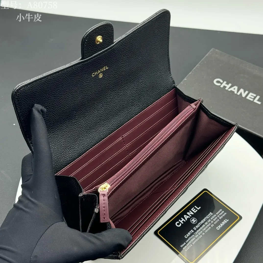💰190 💎Top quality, full leather inside and outside 💓𝑪𝑯𝑨𝑵𝑬𝑳Chanel Caviar/Black Gold, same as Fragrance counter, original quality! The new bifold is made of imported sheepskin and imported caviar cowhide, which are made with precision. The exquisite original iconic logo is eye-catching and makes girls irresistible! A zipper bag, a large cash slot, multiple compartments, and a perfect size. Whether it is placed in a large bag or a small bag or held in the palm of your hand, it is eye-catching and hard to put down. It is not only exquisite but also extremely practical! Xiaoxiang imported Italian grained calfskin Item number: A80758 Size: w19×h10.5×3cm