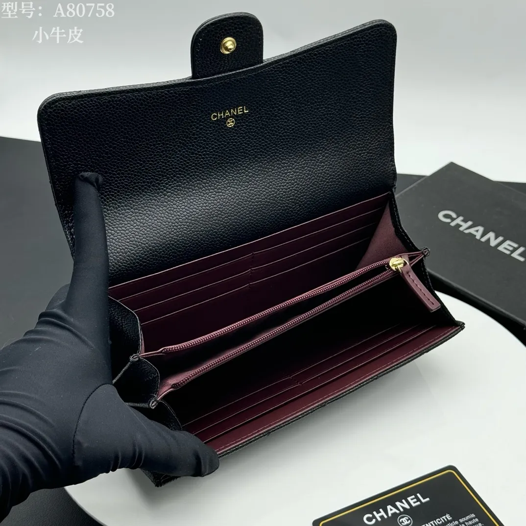 💰190 💎Top quality, full leather inside and outside 💓𝑪𝑯𝑨𝑵𝑬𝑳Chanel Caviar/Black Gold, same as Fragrance counter, original quality! The new bifold is made of imported sheepskin and imported caviar cowhide, which are made with precision. The exquisite original iconic logo is eye-catching and makes girls irresistible! A zipper bag, a large cash slot, multiple compartments, and a perfect size. Whether it is placed in a large bag or a small bag or held in the palm of your hand, it is eye-catching and hard to put down. It is not only exquisite but also extremely practical! Xiaoxiang imported Italian grained calfskin Item number: A80758 Size: w19×h10.5×3cm