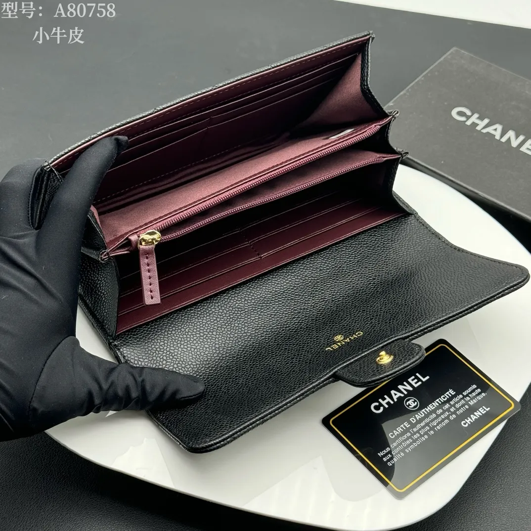 💰190 💎Top quality, full leather inside and outside 💓𝑪𝑯𝑨𝑵𝑬𝑳Chanel Caviar/Black Gold, same as Fragrance counter, original quality! The new bifold is made of imported sheepskin and imported caviar cowhide, which are made with precision. The exquisite original iconic logo is eye-catching and makes girls irresistible! A zipper bag, a large cash slot, multiple compartments, and a perfect size. Whether it is placed in a large bag or a small bag or held in the palm of your hand, it is eye-catching and hard to put down. It is not only exquisite but also extremely practical! Xiaoxiang imported Italian grained calfskin Item number: A80758 Size: w19×h10.5×3cm