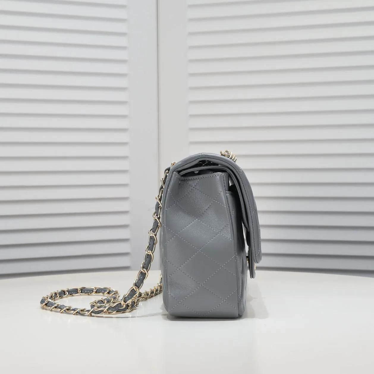 💰460￥Gray [color] Chanel [color] century classic, carefully crafted with exquisite workmanship of every stitch and thread, imported sheepskin with original hardware, full diamond pattern 💯The shape and softness of the whole bag are particularly perfect 👍👍😔😔Classic and irresistible, size: 30X18X8cm, style number: 1113