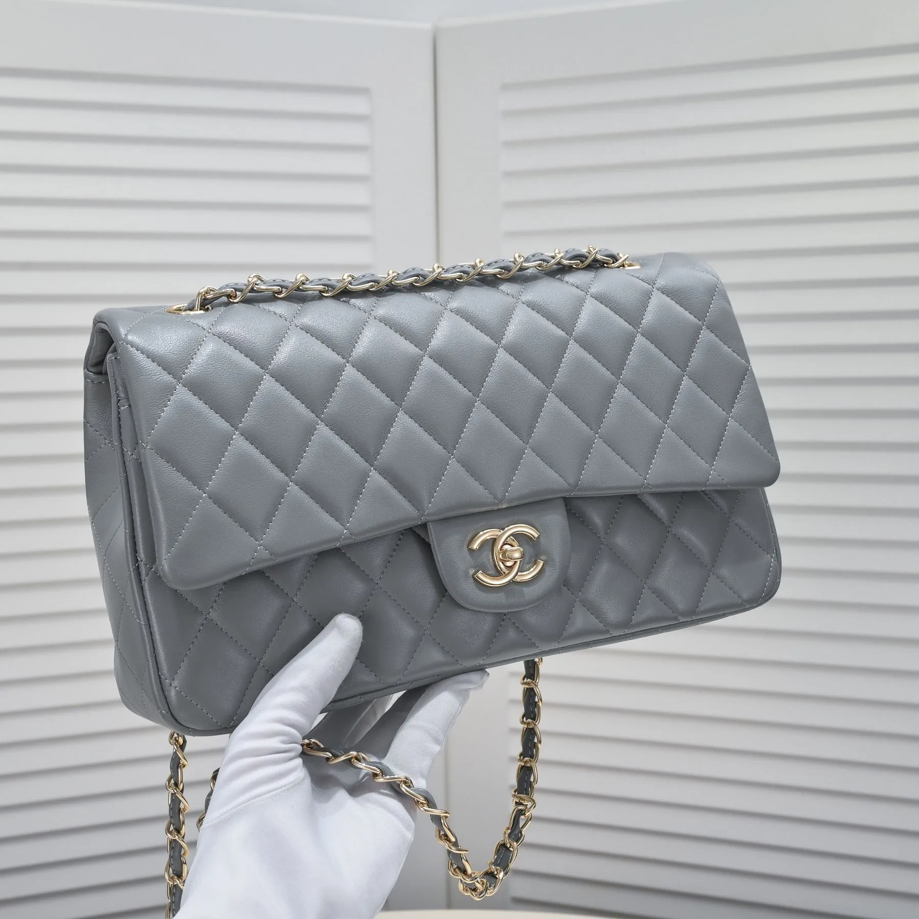 💰460￥Gray [color] Chanel [color] century classic, carefully crafted with exquisite workmanship of every stitch and thread, imported sheepskin with original hardware, full diamond pattern 💯The shape and softness of the whole bag are particularly perfect 👍👍😔😔Classic and irresistible, size: 30X18X8cm, style number: 1113