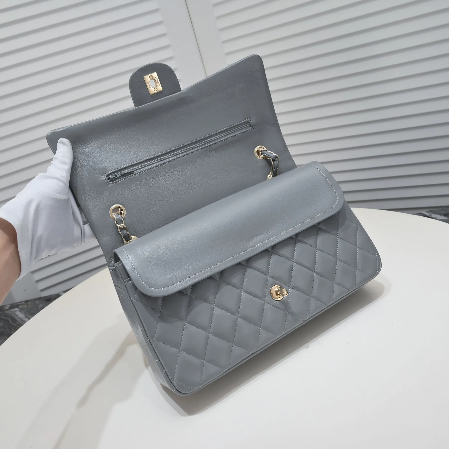 💰460￥Gray [color] Chanel [color] century classic, carefully crafted with exquisite workmanship of every stitch and thread, imported sheepskin with original hardware, full diamond pattern 💯The shape and softness of the whole bag are particularly perfect 👍👍😔😔Classic and irresistible, size: 30X18X8cm, style number: 1113