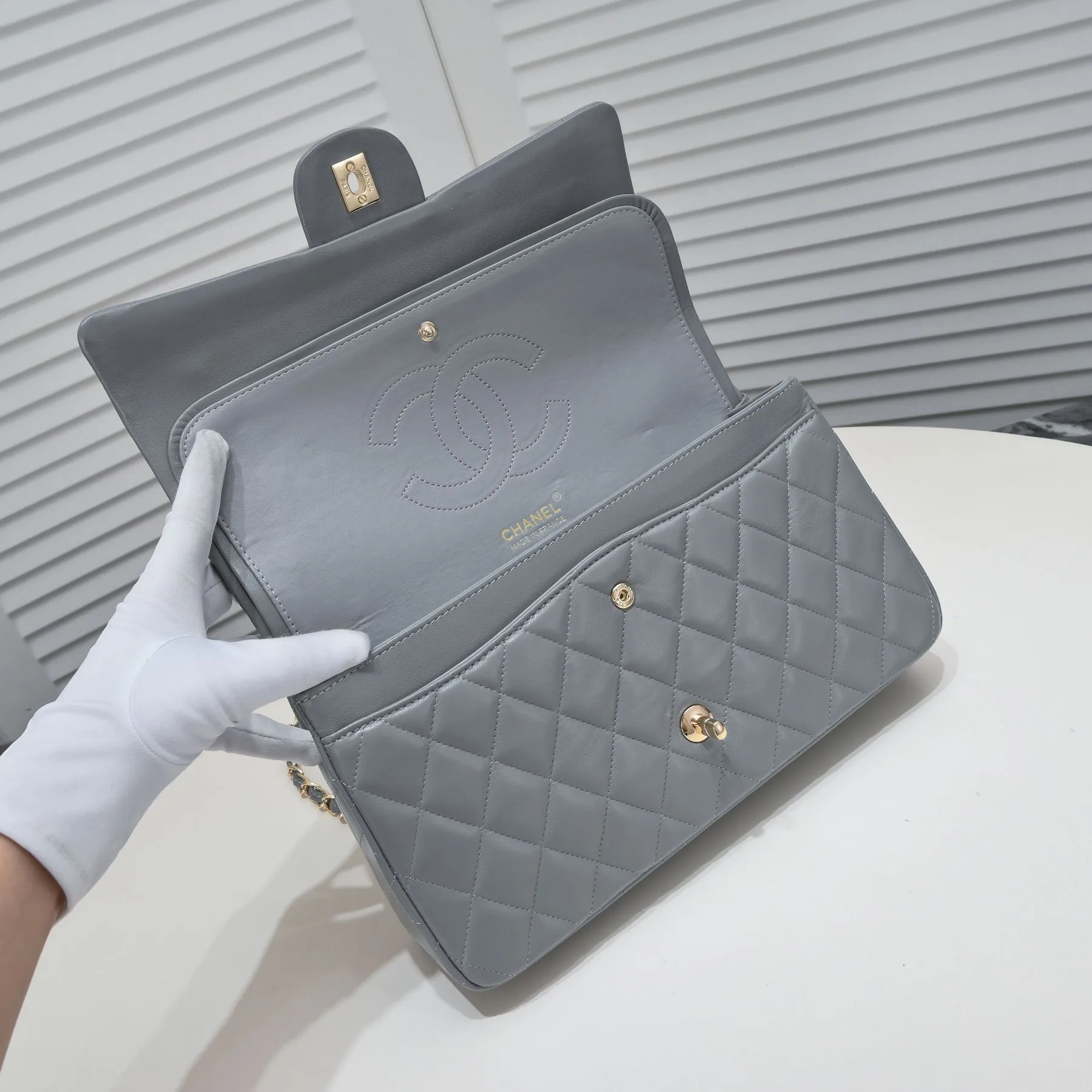 💰460￥Gray [color] Chanel [color] century classic, carefully crafted with exquisite workmanship of every stitch and thread, imported sheepskin with original hardware, full diamond pattern 💯The shape and softness of the whole bag are particularly perfect 👍👍😔😔Classic and irresistible, size: 30X18X8cm, style number: 1113