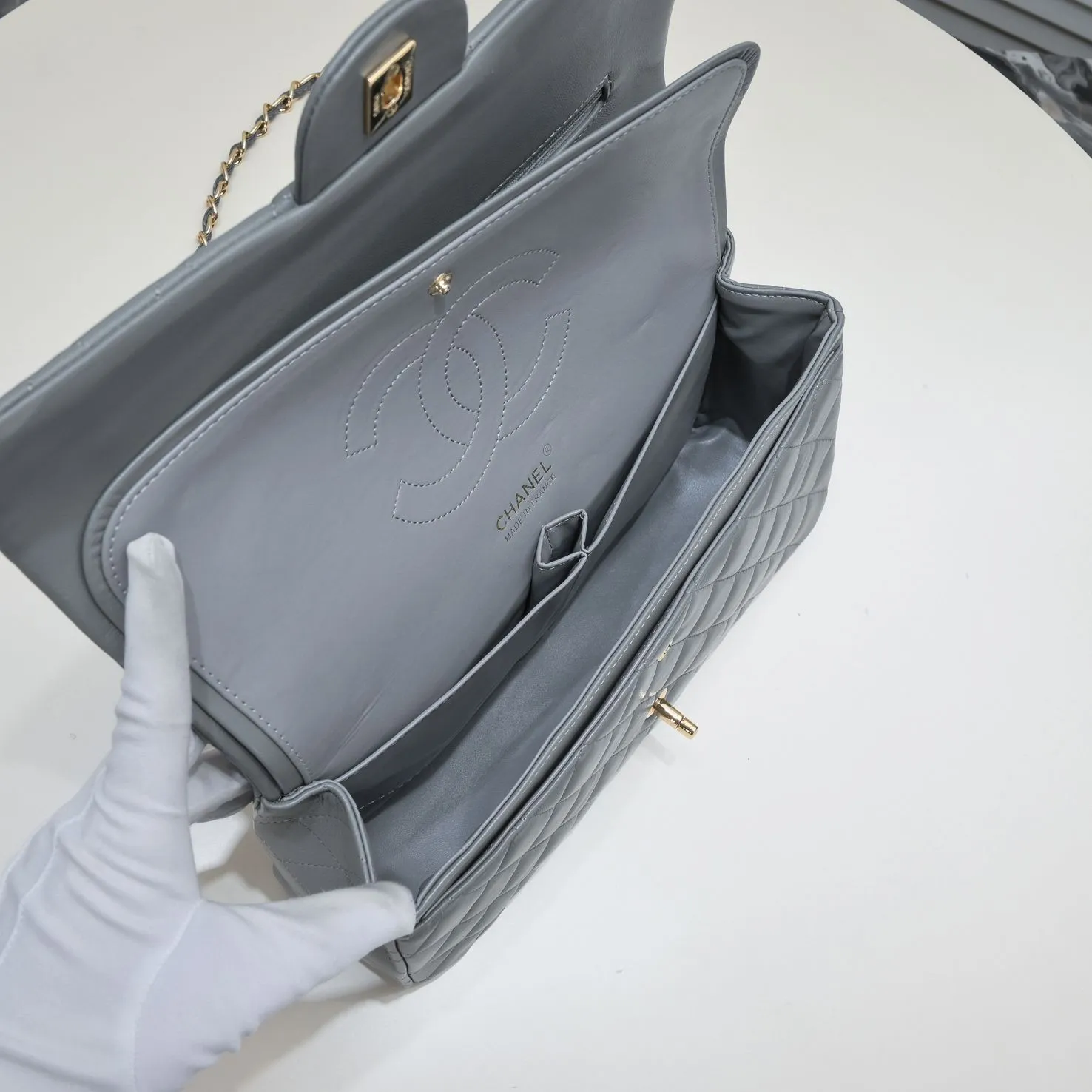 💰460￥Gray [color] Chanel [color] century classic, carefully crafted with exquisite workmanship of every stitch and thread, imported sheepskin with original hardware, full diamond pattern 💯The shape and softness of the whole bag are particularly perfect 👍👍😔😔Classic and irresistible, size: 30X18X8cm, style number: 1113