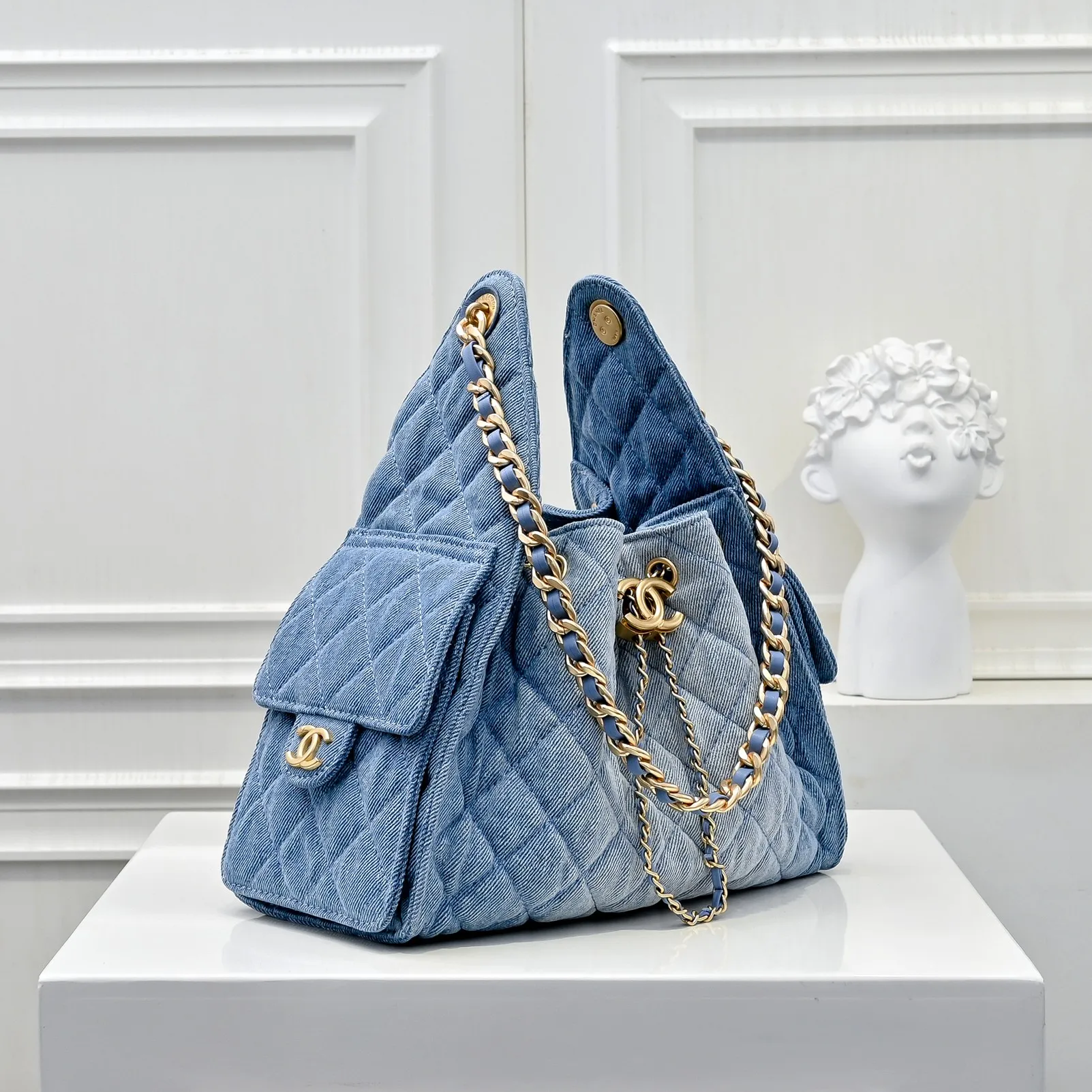 💰500￥Upgraded version of chanel 25c bag king washed gradient denim hobo armpit bag hippie armpit bag small retro gold coin button drawstring bucket bag + diamond pattern + retro black gold classic chain design, full of high-end sense! A must-have for daily travel, with exquisite appearance and delicate texture, it can be easily worn in both casual and formal occasions. Size: 30x26x14cm Style number: 7071 Material: Gradient denim