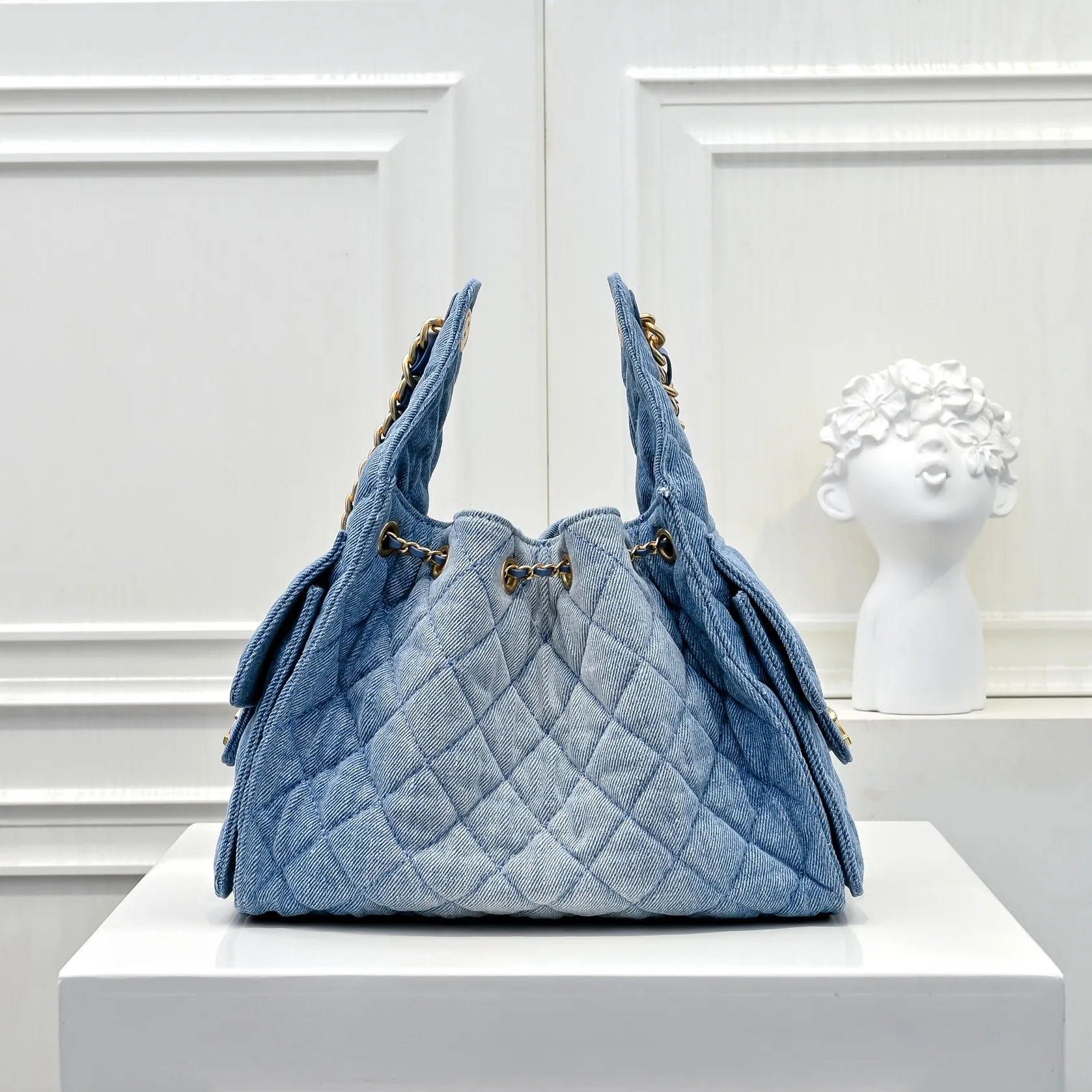 💰500￥Upgraded version of chanel 25c bag king washed gradient denim hobo armpit bag hippie armpit bag small retro gold coin button drawstring bucket bag + diamond pattern + retro black gold classic chain design, full of high-end sense! A must-have for daily travel, with exquisite appearance and delicate texture, it can be easily worn in both casual and formal occasions. Size: 30x26x14cm Style number: 7071 Material: Gradient denim