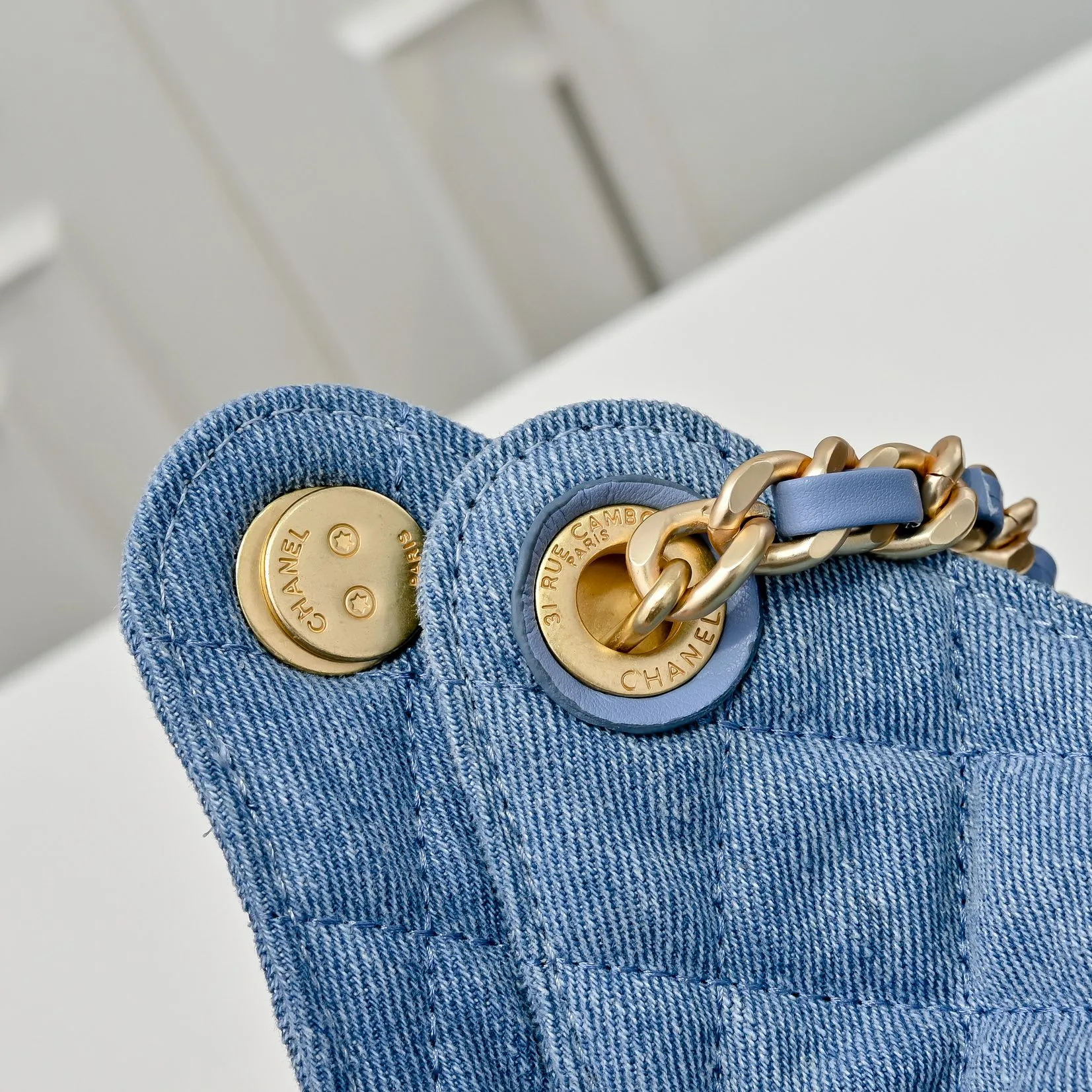💰500￥Upgraded version of chanel 25c bag king washed gradient denim hobo armpit bag hippie armpit bag small retro gold coin button drawstring bucket bag + diamond pattern + retro black gold classic chain design, full of high-end sense! A must-have for daily travel, with exquisite appearance and delicate texture, it can be easily worn in both casual and formal occasions. Size: 30x26x14cm Style number: 7071 Material: Gradient denim