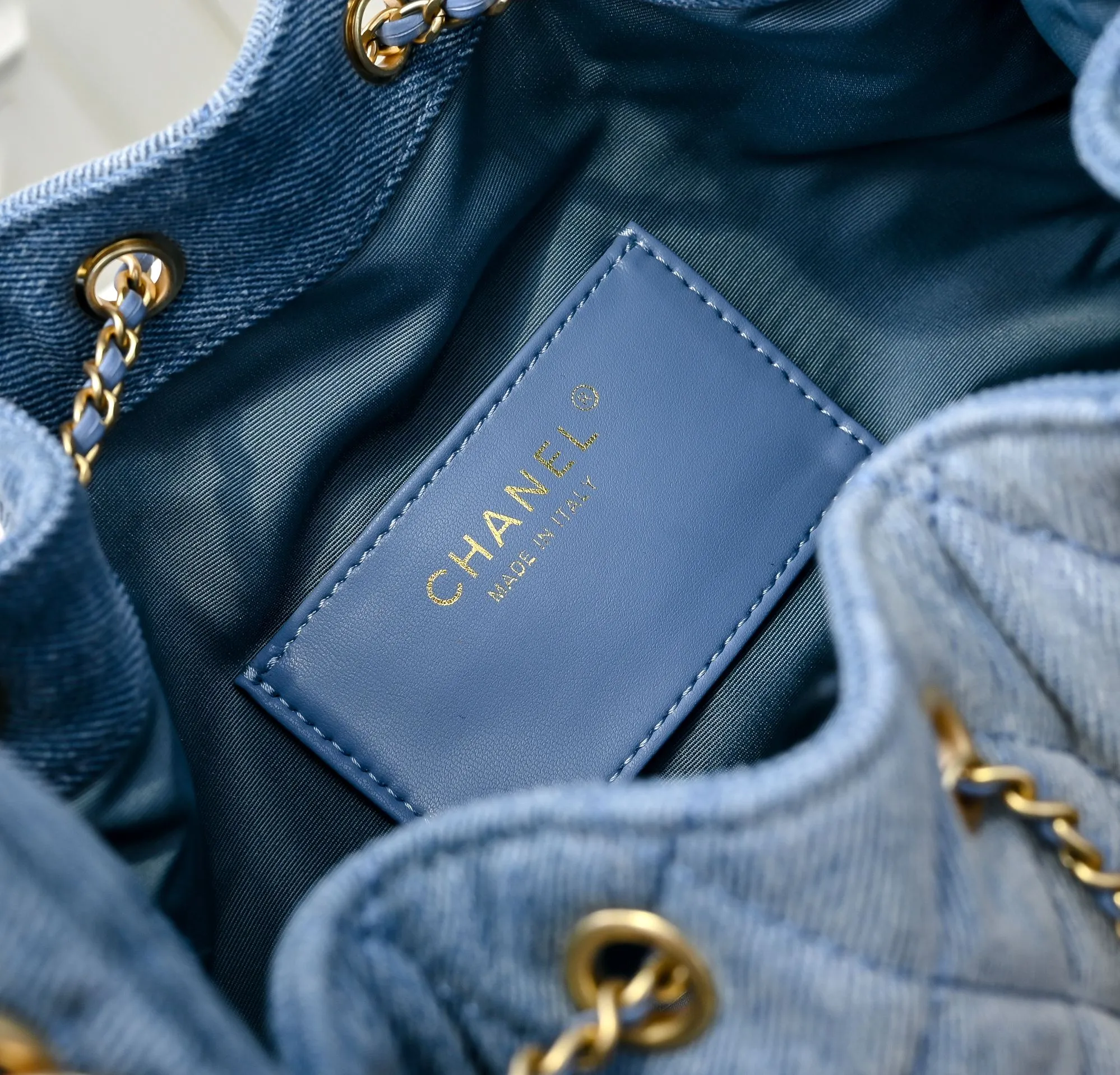 💰500￥Upgraded version of chanel 25c bag king washed gradient denim hobo armpit bag hippie armpit bag small retro gold coin button drawstring bucket bag + diamond pattern + retro black gold classic chain design, full of high-end sense! A must-have for daily travel, with exquisite appearance and delicate texture, it can be easily worn in both casual and formal occasions. Size: 30x26x14cm Style number: 7071 Material: Gradient denim
