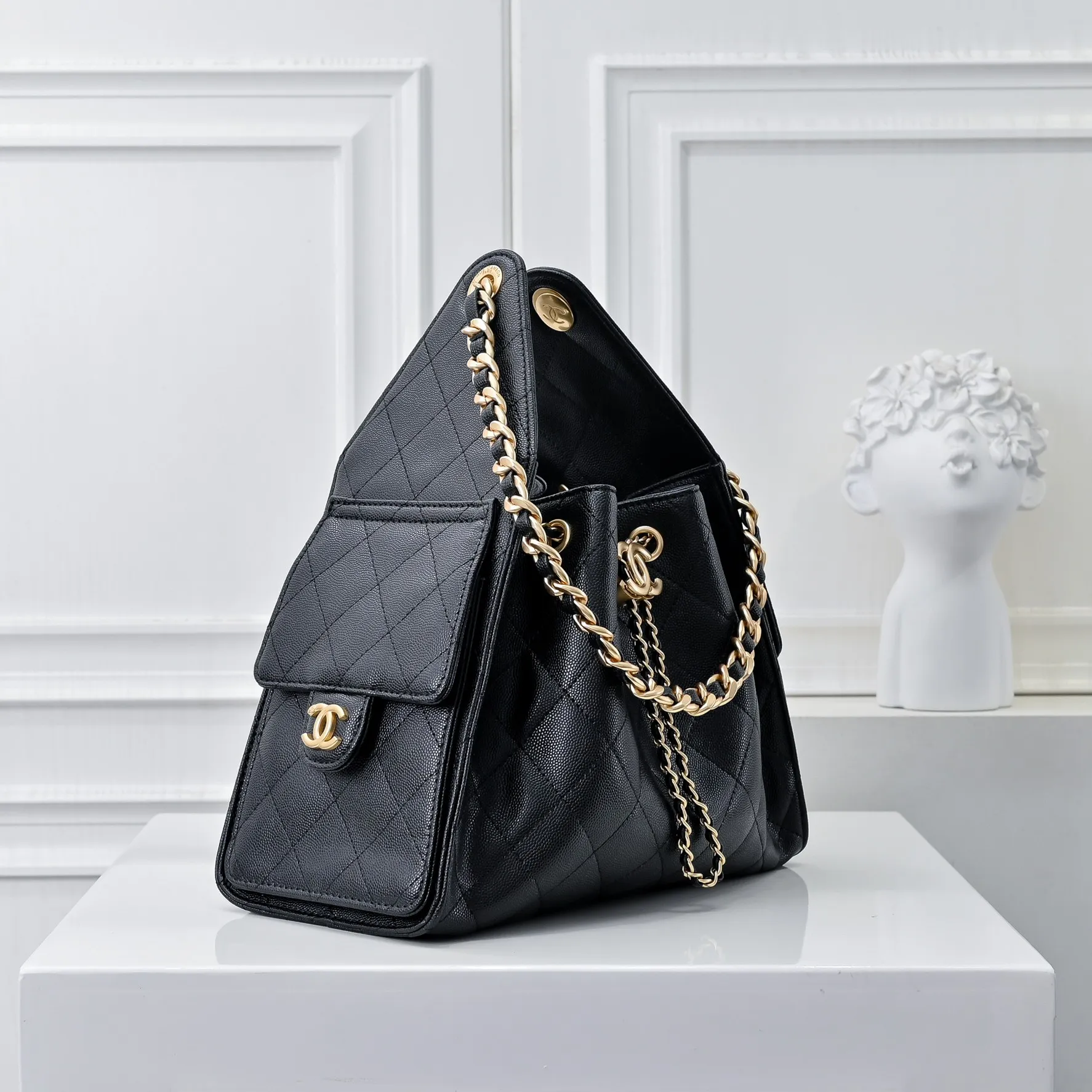 💰500￥Upgraded version of chanel 25c bag king ball pattern cowhide hobo armpit bag hippie armpit bag small retro gold coin button drawstring bucket bag + rhombus pattern + retro black gold classic chain design, full of high-end sense! A must-have for daily travel, with exquisite appearance and delicate texture, it can be easily worn in both casual and formal occasions. Size: 30x26x14cm Style number: 7071 Material: black ball pattern