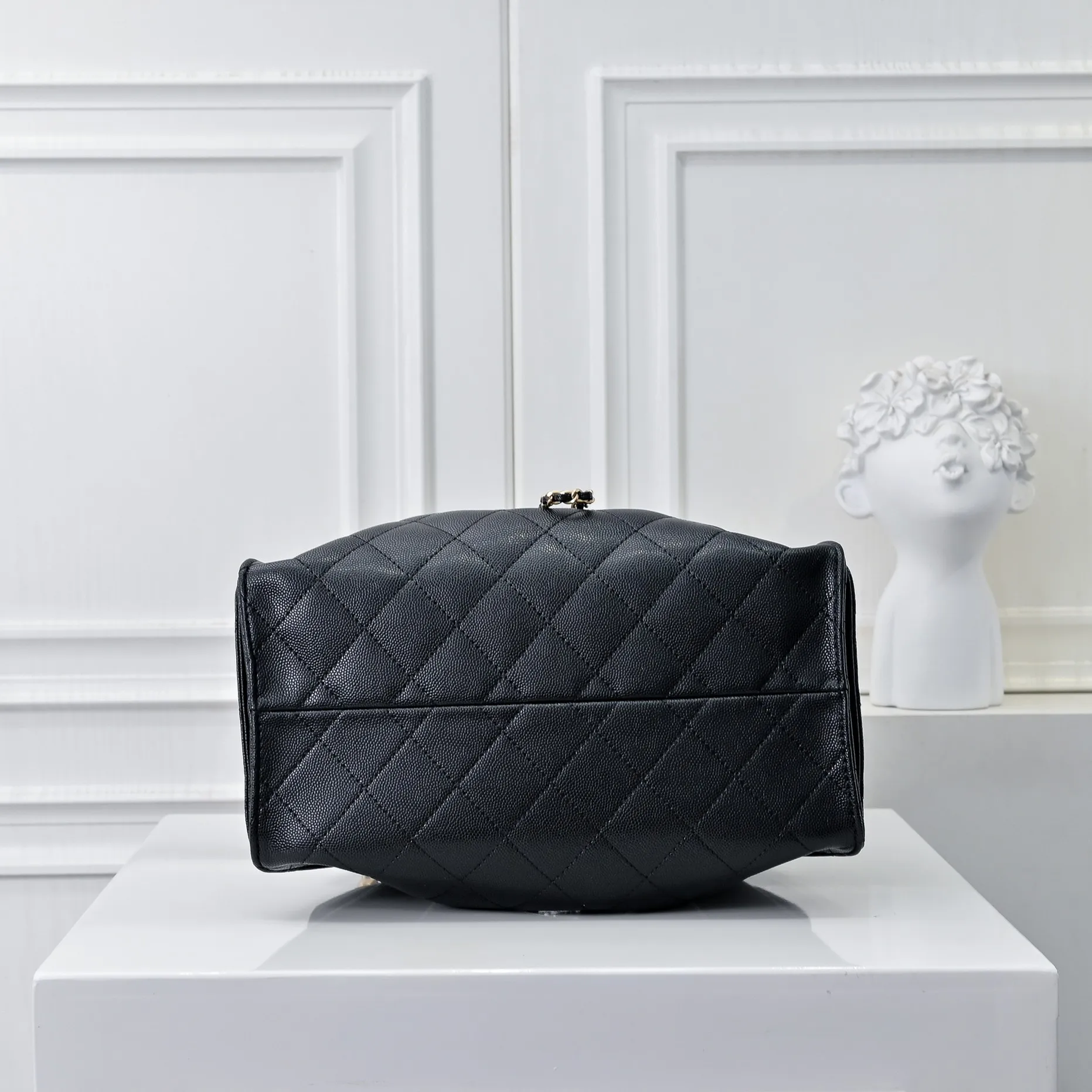 💰500￥Upgraded version of chanel 25c bag king ball pattern cowhide hobo armpit bag hippie armpit bag small retro gold coin button drawstring bucket bag + rhombus pattern + retro black gold classic chain design, full of high-end sense! A must-have for daily travel, with exquisite appearance and delicate texture, it can be easily worn in both casual and formal occasions. Size: 30x26x14cm Style number: 7071 Material: black ball pattern