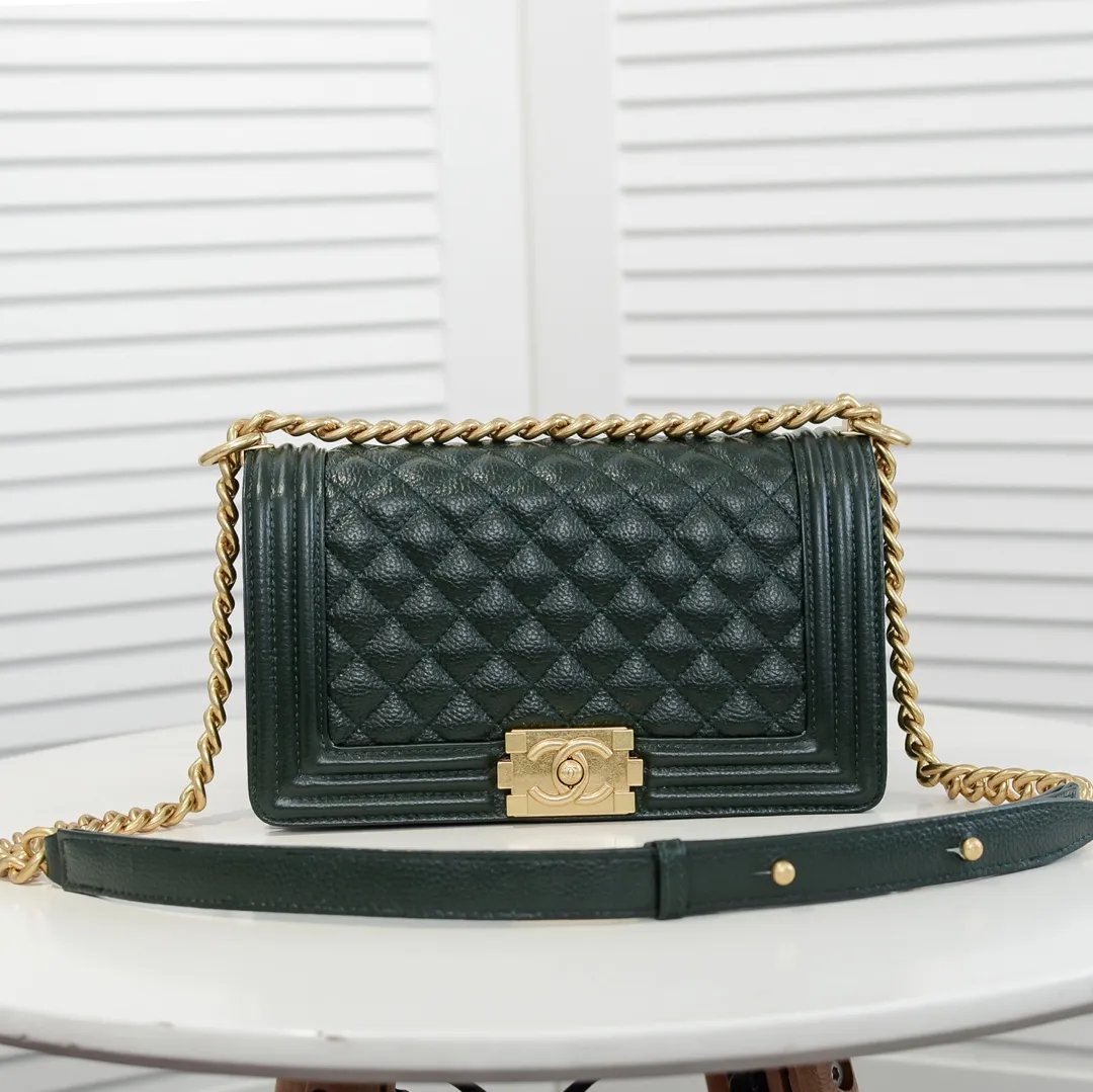 💰460￥ "Full leather inside and out with original hardware" Chanel👑 Using imported first-layer cowhide with lychee pattern [color] [lightning] thickened electroplated hardware accessories🌈The workmanship is comparable to the original order💪The bottom can be pinched and rebounded without trace, absolutely spot-on and real-life, fashionable and durable💪💪High-end quality, no pressure in and out of the drill cabinet💏, size 25*15*8cm Style number: 67086