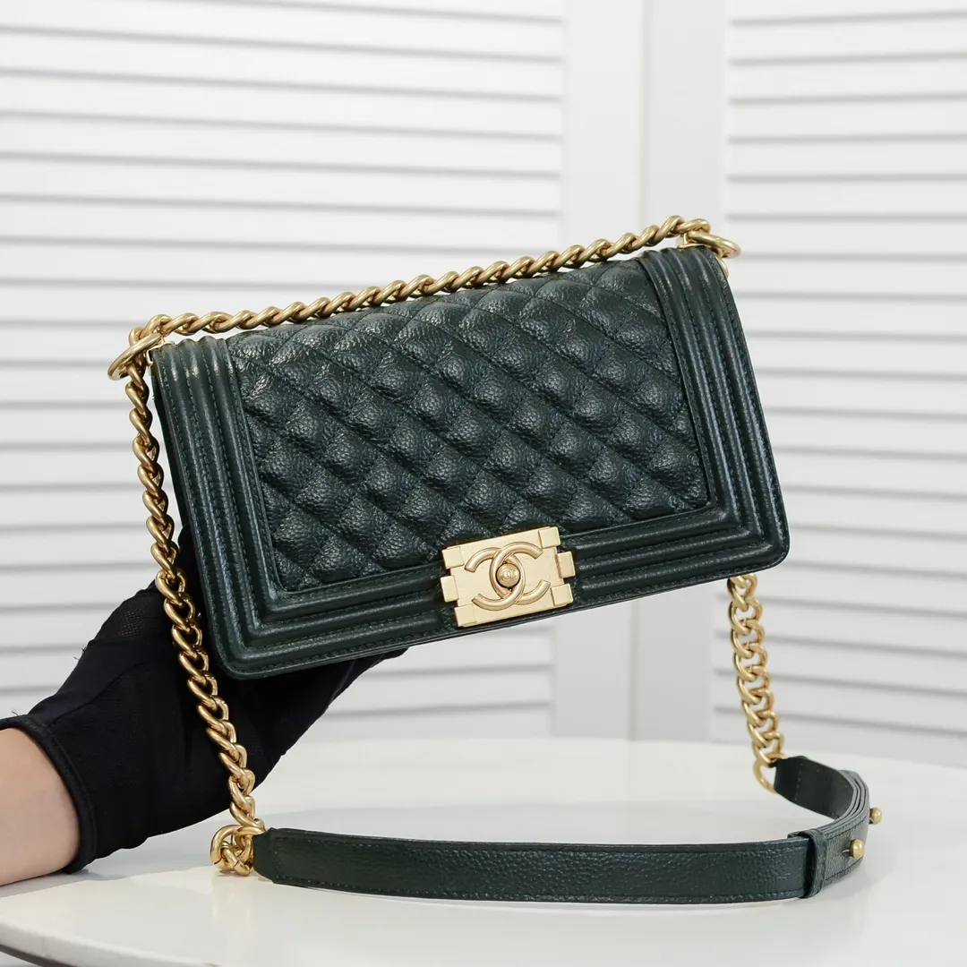 💰460￥ "Full leather inside and out with original hardware" Chanel👑 Using imported first-layer cowhide with lychee pattern [color] [lightning] thickened electroplated hardware accessories🌈The workmanship is comparable to the original order💪The bottom can be pinched and rebounded without trace, absolutely spot-on and real-life, fashionable and durable💪💪High-end quality, no pressure in and out of the drill cabinet💏, size 25*15*8cm Style number: 67086