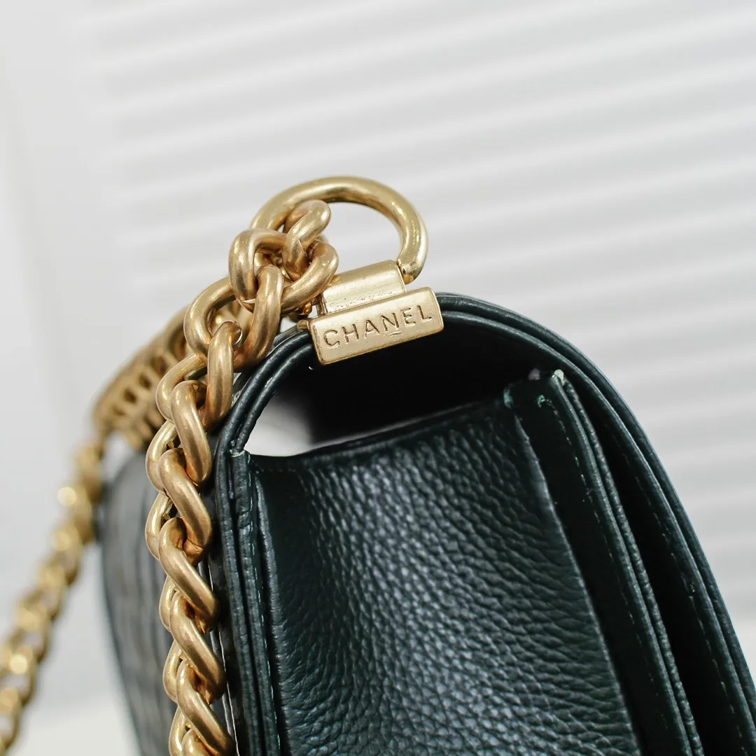 💰460￥ "Full leather inside and out with original hardware" Chanel👑 Using imported first-layer cowhide with lychee pattern [color] [lightning] thickened electroplated hardware accessories🌈The workmanship is comparable to the original order💪The bottom can be pinched and rebounded without trace, absolutely spot-on and real-life, fashionable and durable💪💪High-end quality, no pressure in and out of the drill cabinet💏, size 25*15*8cm Style number: 67086