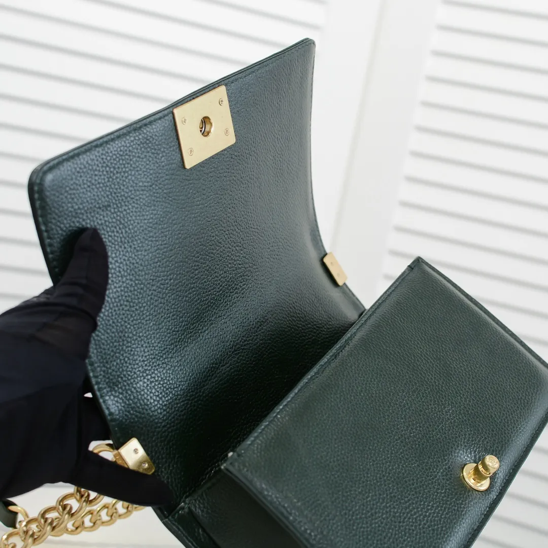 💰460￥ "Full leather inside and out with original hardware" Chanel👑 Using imported first-layer cowhide with lychee pattern [color] [lightning] thickened electroplated hardware accessories🌈The workmanship is comparable to the original order💪The bottom can be pinched and rebounded without trace, absolutely spot-on and real-life, fashionable and durable💪💪High-end quality, no pressure in and out of the drill cabinet💏, size 25*15*8cm Style number: 67086