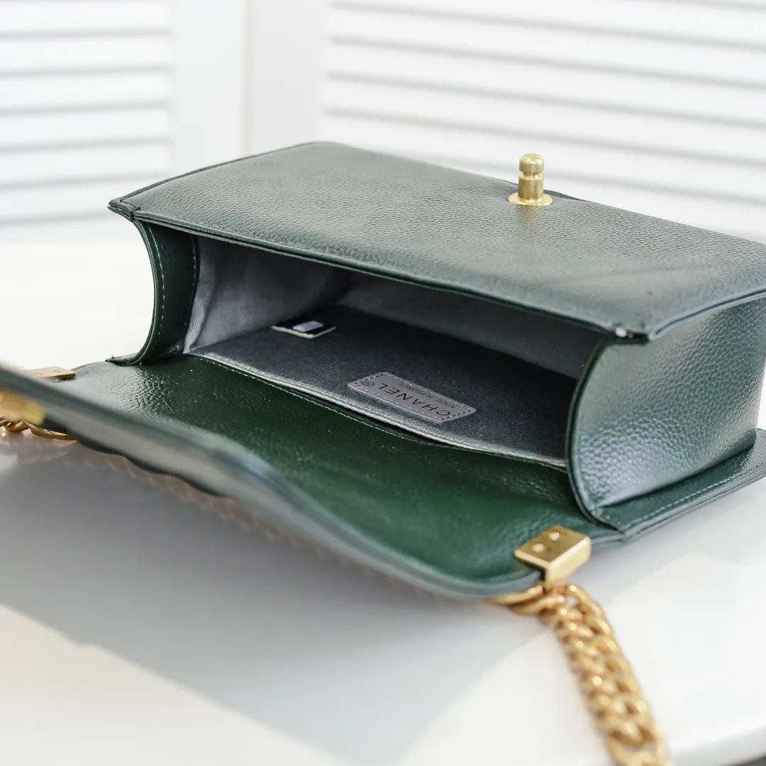 💰460￥ "Full leather inside and out with original hardware" Chanel👑 Using imported first-layer cowhide with lychee pattern [color] [lightning] thickened electroplated hardware accessories🌈The workmanship is comparable to the original order💪The bottom can be pinched and rebounded without trace, absolutely spot-on and real-life, fashionable and durable💪💪High-end quality, no pressure in and out of the drill cabinet💏, size 25*15*8cm Style number: 67086