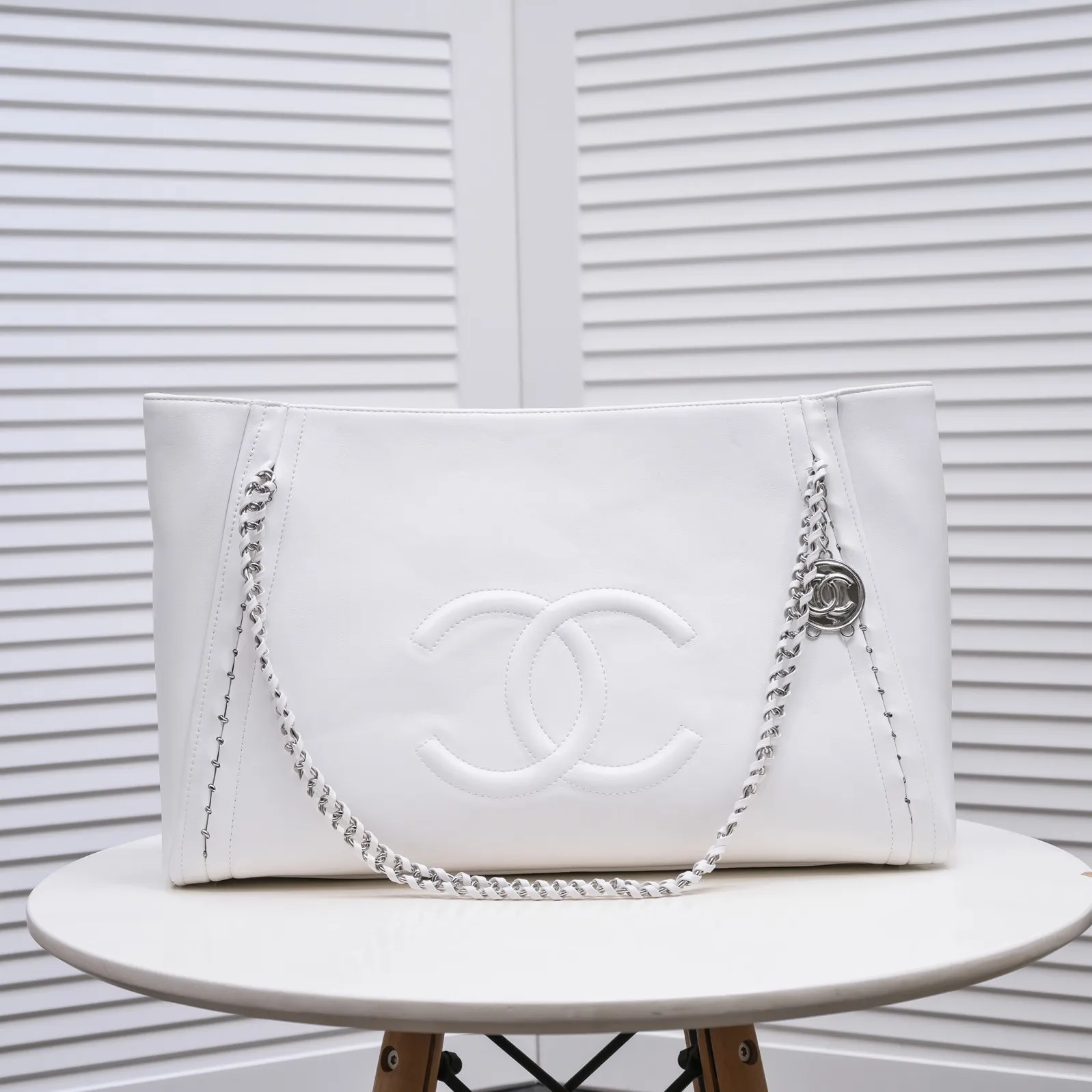 💰480￥Chanel new shopping bag in stock✨✨Chanl A2021 high-end handmade workshop new product tote bag shopping bag 🛍️Simple solid color large logo with woven hardware chain shoulder strap, with silver logo pendant, reflecting the characteristics of the entire bag. It will definitely become a Vintage style in the future! The cowhide leather is super soft, simple, low-key but luxurious, super large capacity, portable and shoulder-carryable! It can hold everything you need for daily outings. This is a perfect bag for holidays! I have to love it💅Model number: 9068 size 42x29cm