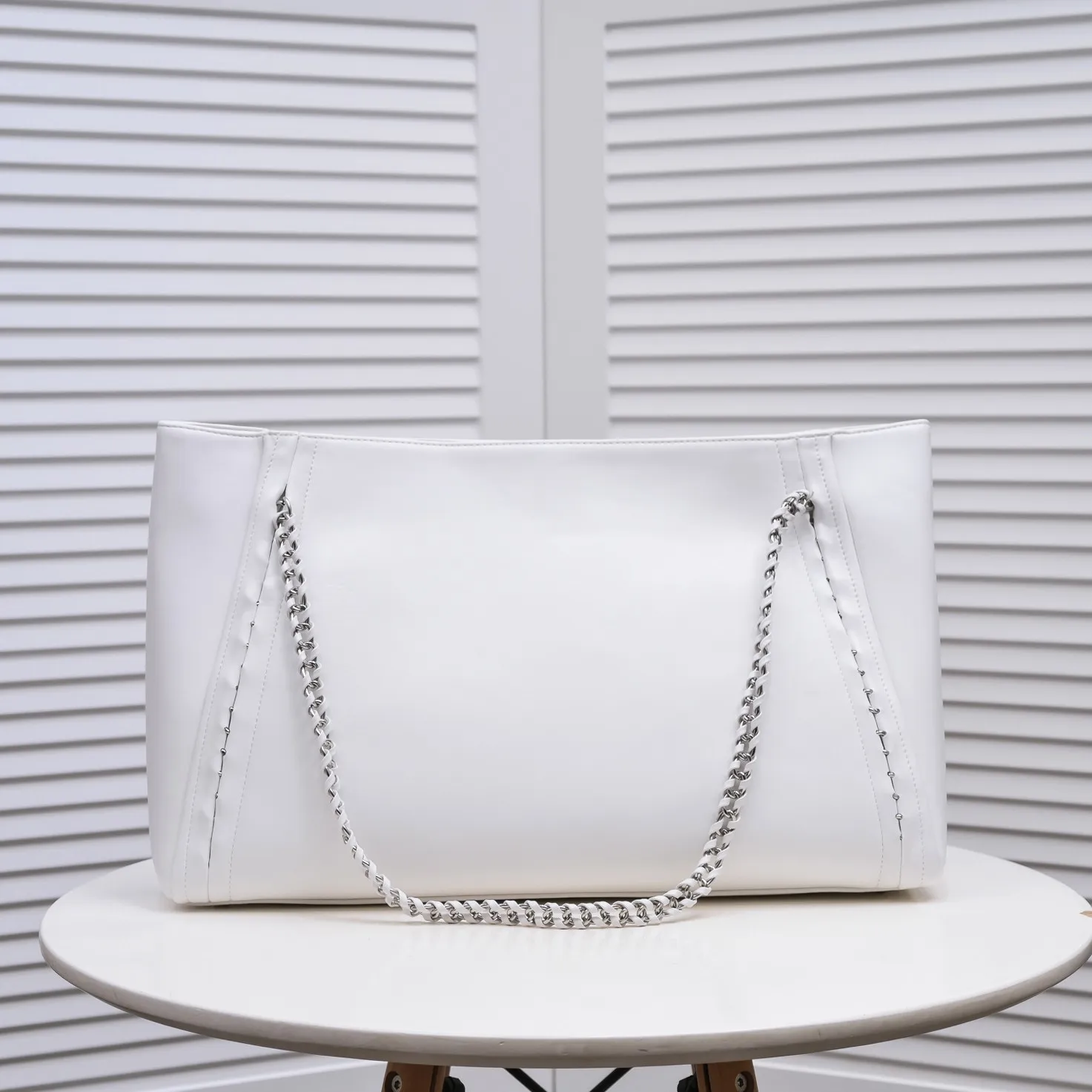 💰480￥Chanel new shopping bag in stock✨✨Chanl A2021 high-end handmade workshop new product tote bag shopping bag 🛍️Simple solid color large logo with woven hardware chain shoulder strap, with silver logo pendant, reflecting the characteristics of the entire bag. It will definitely become a Vintage style in the future! The cowhide leather is super soft, simple, low-key but luxurious, super large capacity, portable and shoulder-carryable! It can hold everything you need for daily outings. This is a perfect bag for holidays! I have to love it💅Model number: 9068 size 42x29cm