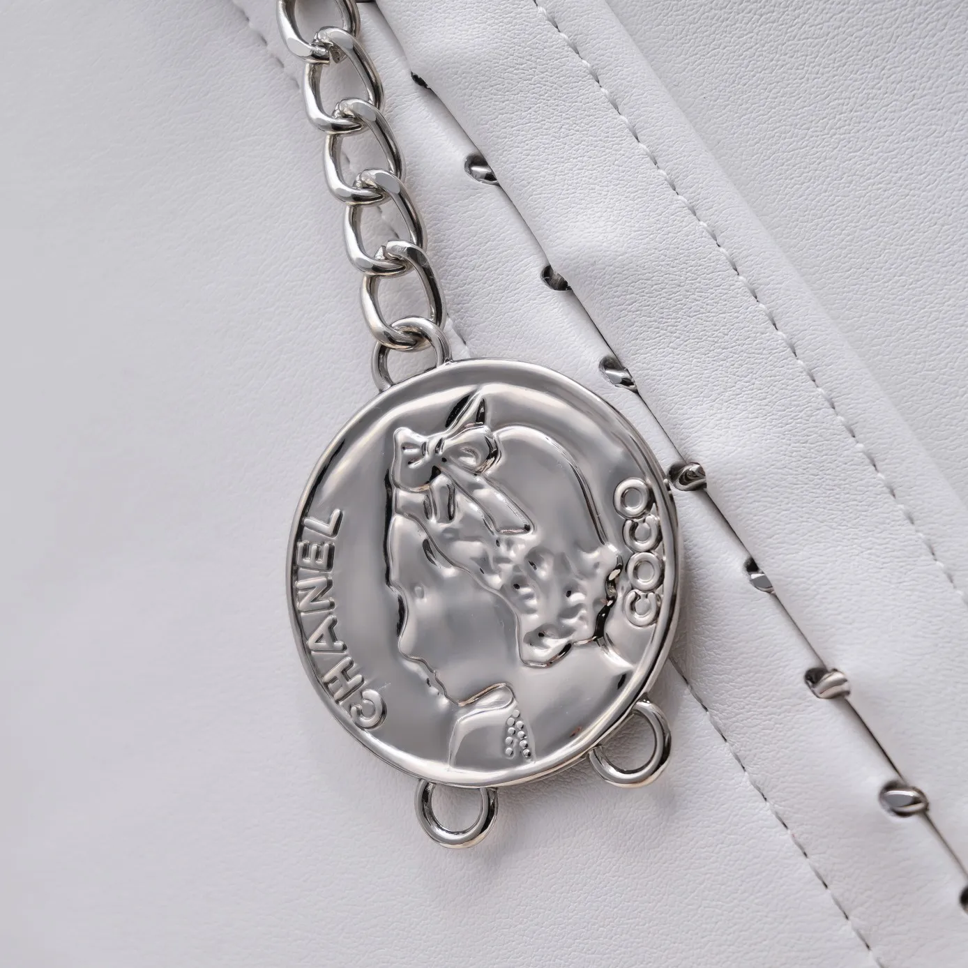 💰480￥Chanel new shopping bag in stock✨✨Chanl A2021 high-end handmade workshop new product tote bag shopping bag 🛍️Simple solid color large logo with woven hardware chain shoulder strap, with silver logo pendant, reflecting the characteristics of the entire bag. It will definitely become a Vintage style in the future! The cowhide leather is super soft, simple, low-key but luxurious, super large capacity, portable and shoulder-carryable! It can hold everything you need for daily outings. This is a perfect bag for holidays! I have to love it💅Model number: 9068 size 42x29cm
