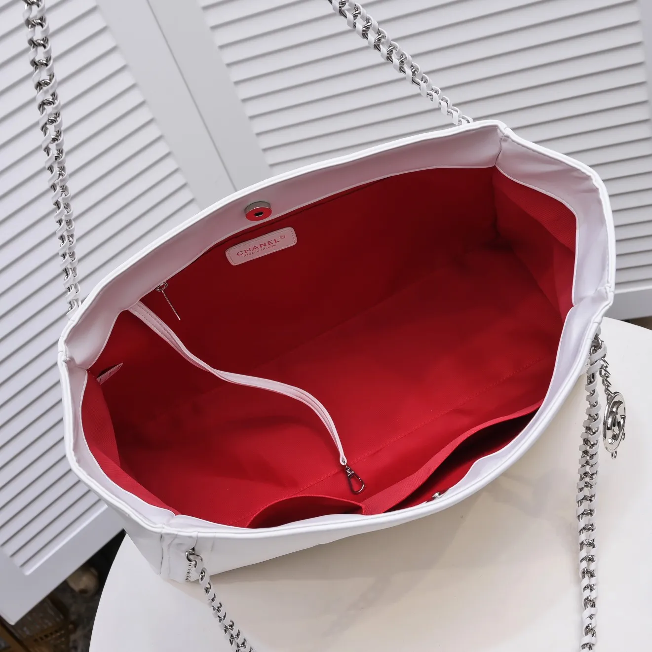 💰480￥Chanel new shopping bag in stock✨✨Chanl A2021 high-end handmade workshop new product tote bag shopping bag 🛍️Simple solid color large logo with woven hardware chain shoulder strap, with silver logo pendant, reflecting the characteristics of the entire bag. It will definitely become a Vintage style in the future! The cowhide leather is super soft, simple, low-key but luxurious, super large capacity, portable and shoulder-carryable! It can hold everything you need for daily outings. This is a perfect bag for holidays! I have to love it💅Model number: 9068 size 42x29cm