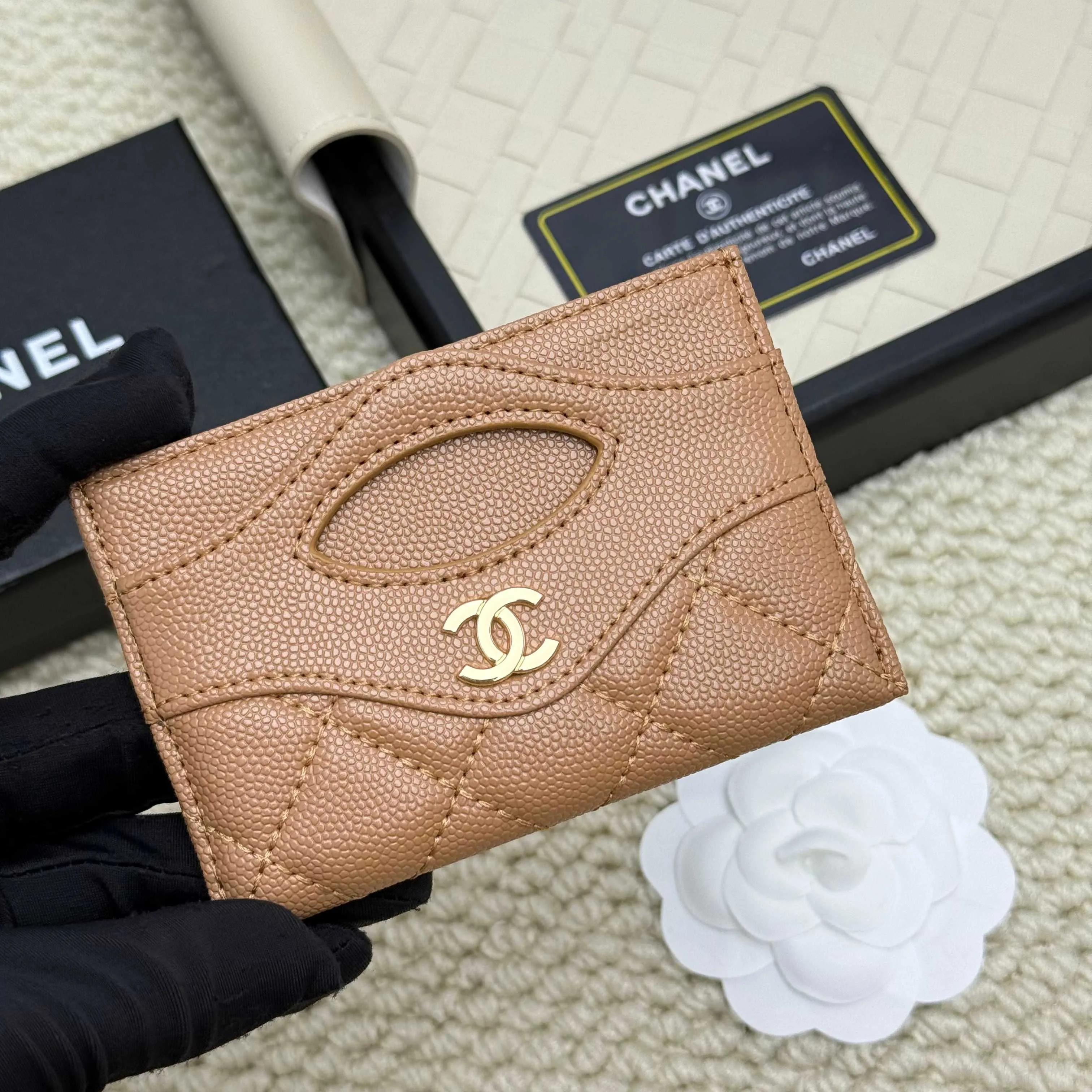 💰110 Chanel's new model, model: AP7776 31 card holder, sheepskin ball pattern. This new 31 card holder comes in several cute pink colors and can hold 6 or 7 cards no problem❣️ Size: 8*11