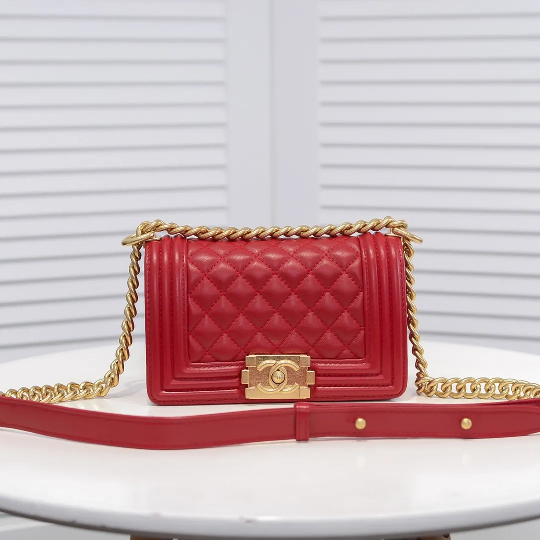 💰400￥ (Full sheepskin with original hardware) [Smile] Chanel Chanel 👑 Lambskin [Lightning] Thickened electroplated hardware accessories 🌈 Workmanship is comparable to the original order 💪 The bottom can be pinched and rebounded without trace, absolutely spot-on and real-life, fashionable and durable 💪💪 High-end quality, no pressure in and out of the drill cabinet 💏, size 20*12*7cm Style number: 67085