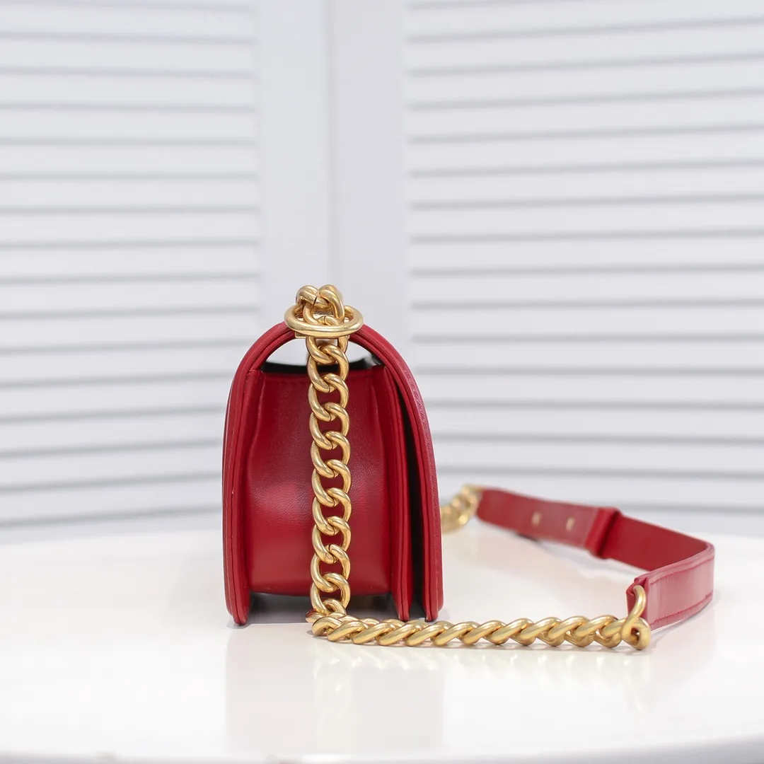 💰400￥ (Full sheepskin with original hardware) [Smile] Chanel Chanel 👑 Lambskin [Lightning] Thickened electroplated hardware accessories 🌈 Workmanship is comparable to the original order 💪 The bottom can be pinched and rebounded without trace, absolutely spot-on and real-life, fashionable and durable 💪💪 High-end quality, no pressure in and out of the drill cabinet 💏, size 20*12*7cm Style number: 67085