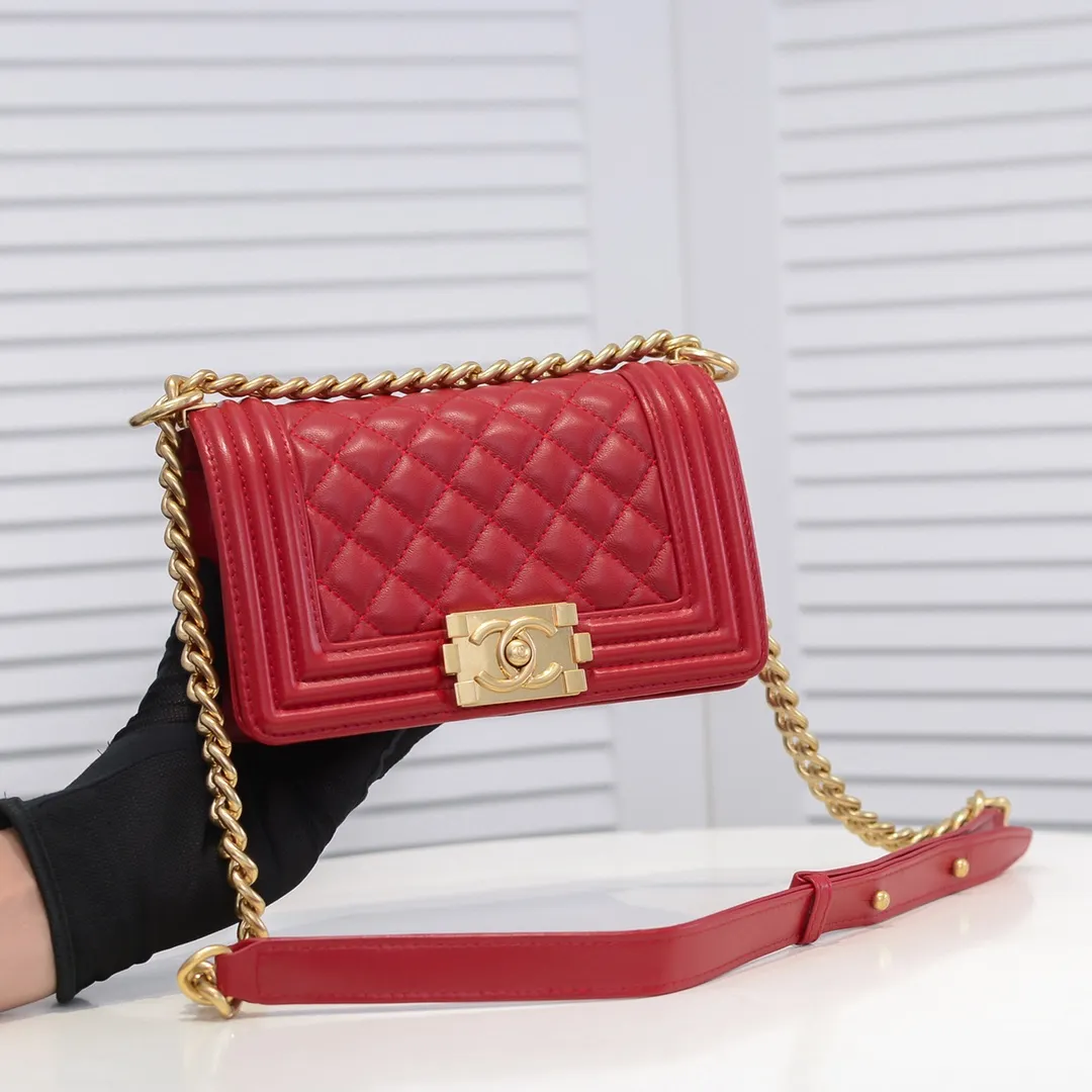 💰400￥ (Full sheepskin with original hardware) [Smile] Chanel Chanel 👑 Lambskin [Lightning] Thickened electroplated hardware accessories 🌈 Workmanship is comparable to the original order 💪 The bottom can be pinched and rebounded without trace, absolutely spot-on and real-life, fashionable and durable 💪💪 High-end quality, no pressure in and out of the drill cabinet 💏, size 20*12*7cm Style number: 67085
