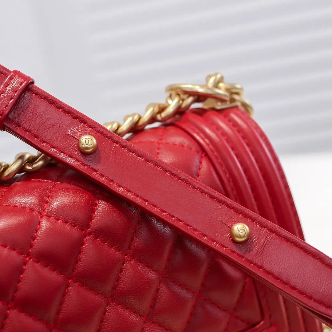 💰400￥ (Full sheepskin with original hardware) [Smile] Chanel Chanel 👑 Lambskin [Lightning] Thickened electroplated hardware accessories 🌈 Workmanship is comparable to the original order 💪 The bottom can be pinched and rebounded without trace, absolutely spot-on and real-life, fashionable and durable 💪💪 High-end quality, no pressure in and out of the drill cabinet 💏, size 20*12*7cm Style number: 67085