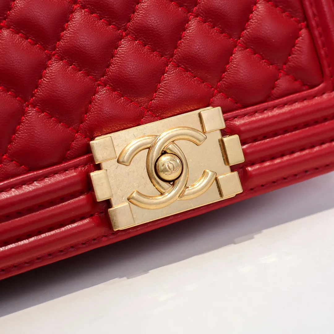 💰400￥ (Full sheepskin with original hardware) [Smile] Chanel Chanel 👑 Lambskin [Lightning] Thickened electroplated hardware accessories 🌈 Workmanship is comparable to the original order 💪 The bottom can be pinched and rebounded without trace, absolutely spot-on and real-life, fashionable and durable 💪💪 High-end quality, no pressure in and out of the drill cabinet 💏, size 20*12*7cm Style number: 67085