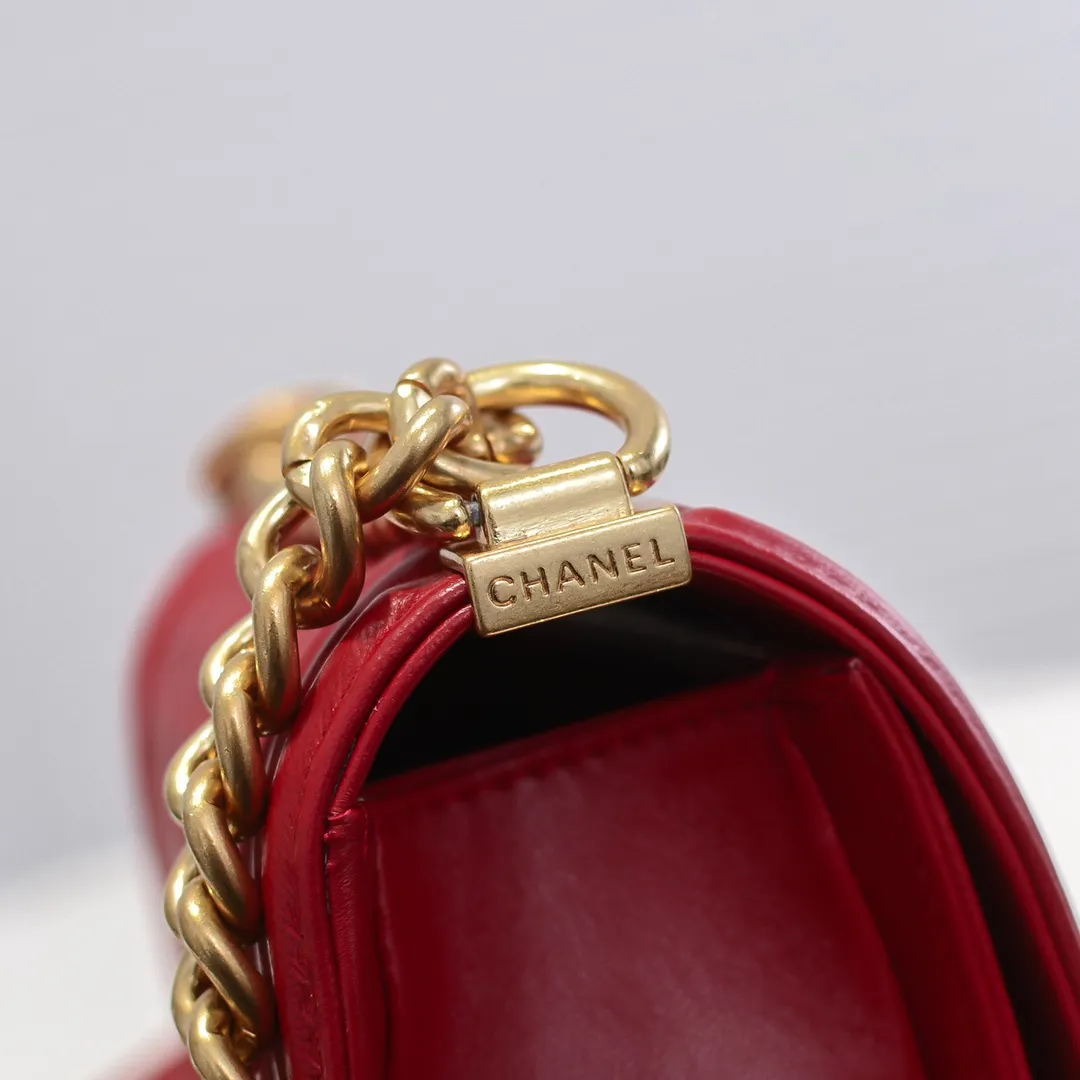 💰400￥ (Full sheepskin with original hardware) [Smile] Chanel Chanel 👑 Lambskin [Lightning] Thickened electroplated hardware accessories 🌈 Workmanship is comparable to the original order 💪 The bottom can be pinched and rebounded without trace, absolutely spot-on and real-life, fashionable and durable 💪💪 High-end quality, no pressure in and out of the drill cabinet 💏, size 20*12*7cm Style number: 67085