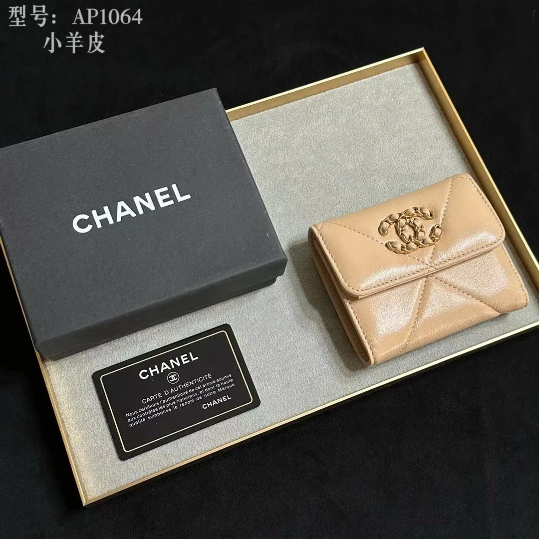 💰170 💎Top quality💖 𝑪𝑯𝑨𝑵𝑬𝑳 All sheepskin inside and outside 💕 Grandma’s annual hot 19 series The only series named after the year 2019; it was created by Lafayette and the current design director during his lifetime, witnessing the alternation of the two eras of the brand, uniquely meaningful! The enlarged rhombus pattern presents the leather chain style in the large Double C logo, giving it a strong nostalgic retro style. 19 series small mouth cover pure goat leather! Comes with new luogo. Stylish and elegant/original quality! The details are stunningly beautiful. Model: AP2158. Size: 10.7*9.5*2.7cm