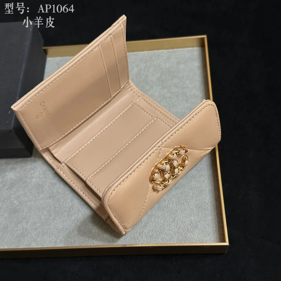 💰170 💎Top quality💖 𝑪𝑯𝑨𝑵𝑬𝑳 All sheepskin inside and outside 💕 Grandma’s annual hot 19 series The only series named after the year 2019; it was created by Lafayette and the current design director during his lifetime, witnessing the alternation of the two eras of the brand, uniquely meaningful! The enlarged rhombus pattern presents the leather chain style in the large Double C logo, giving it a strong nostalgic retro style. 19 series small mouth cover pure goat leather! Comes with new luogo. Stylish and elegant/original quality! The details are stunningly beautiful. Model: AP2158. Size: 10.7*9.5*2.7cm