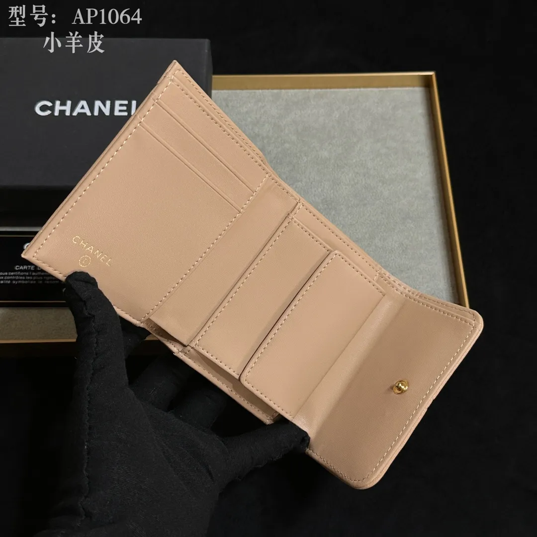 💰170 💎Top quality💖 𝑪𝑯𝑨𝑵𝑬𝑳 All sheepskin inside and outside 💕 Grandma’s annual hot 19 series The only series named after the year 2019; it was created by Lafayette and the current design director during his lifetime, witnessing the alternation of the two eras of the brand, uniquely meaningful! The enlarged rhombus pattern presents the leather chain style in the large Double C logo, giving it a strong nostalgic retro style. 19 series small mouth cover pure goat leather! Comes with new luogo. Stylish and elegant/original quality! The details are stunningly beautiful. Model: AP2158. Size: 10.7*9.5*2.7cm