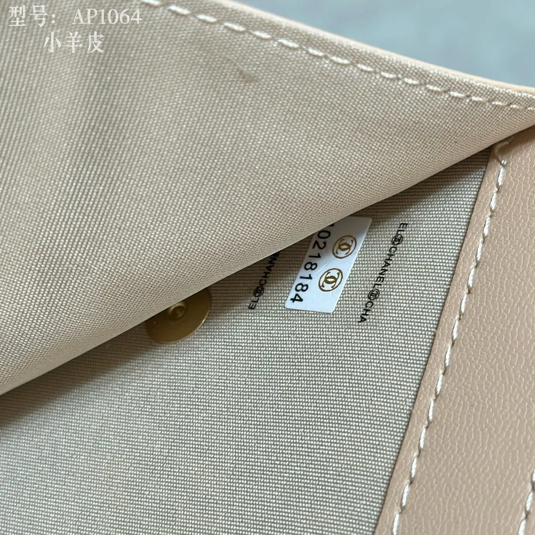 💰170 💎Top quality💖 𝑪𝑯𝑨𝑵𝑬𝑳 All sheepskin inside and outside 💕 Grandma’s annual hot 19 series The only series named after the year 2019; it was created by Lafayette and the current design director during his lifetime, witnessing the alternation of the two eras of the brand, uniquely meaningful! The enlarged rhombus pattern presents the leather chain style in the large Double C logo, giving it a strong nostalgic retro style. 19 series small mouth cover pure goat leather! Comes with new luogo. Stylish and elegant/original quality! The details are stunningly beautiful. Model: AP2158. Size: 10.7*9.5*2.7cm