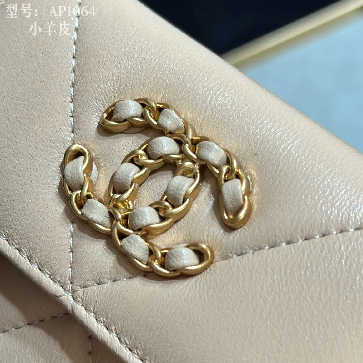 💰170 💎Top quality💖 𝑪𝑯𝑨𝑵𝑬𝑳 All sheepskin inside and outside 💕 Grandma’s annual hot 19 series The only series named after the year 2019; it was created by Lafayette and the current design director during his lifetime, witnessing the alternation of the two eras of the brand, uniquely meaningful! The enlarged rhombus pattern presents the leather chain style in the large Double C logo, giving it a strong nostalgic retro style. 19 series small mouth cover pure goat leather! Comes with new luogo. Stylish and elegant/original quality! The details are stunningly beautiful. Model: AP2158. Size: 10.7*9.5*2.7cm