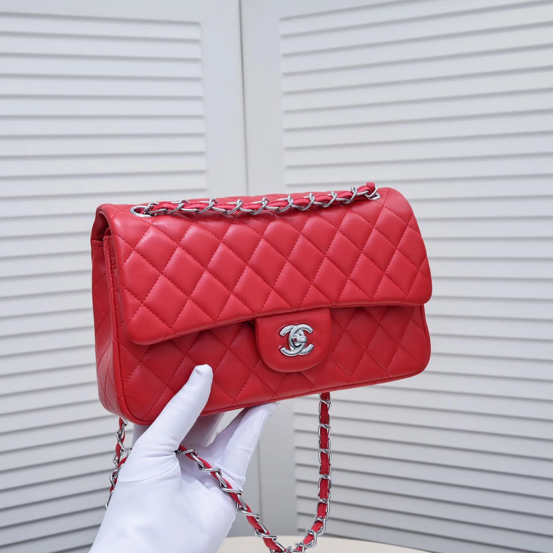 💰400￥Big red Chanel🔥Exclusive quality real shot shipment✈️Official website updated simultaneously👑Chanel sheep pattern classic style with original hardware, summer style is coming💋CHANEL ‼ ️Crossbody bag, sheepskin with red lining🌸‼ ️ 🙈Fashion new favorite🙈 Size: 25.5*16*6.5. Style number: 1112 sheepskin