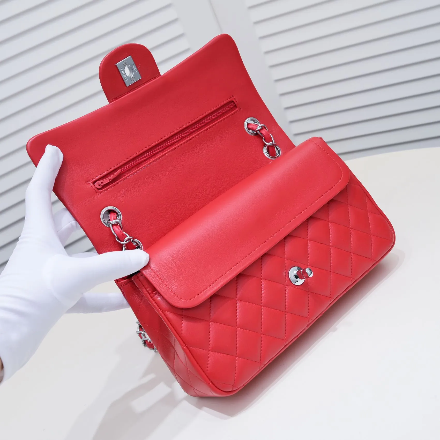 💰400￥Big red Chanel🔥Exclusive quality real shot shipment✈️Official website updated simultaneously👑Chanel sheep pattern classic style with original hardware, summer style is coming💋CHANEL ‼ ️Crossbody bag, sheepskin with red lining🌸‼ ️ 🙈Fashion new favorite🙈 Size: 25.5*16*6.5. Style number: 1112 sheepskin