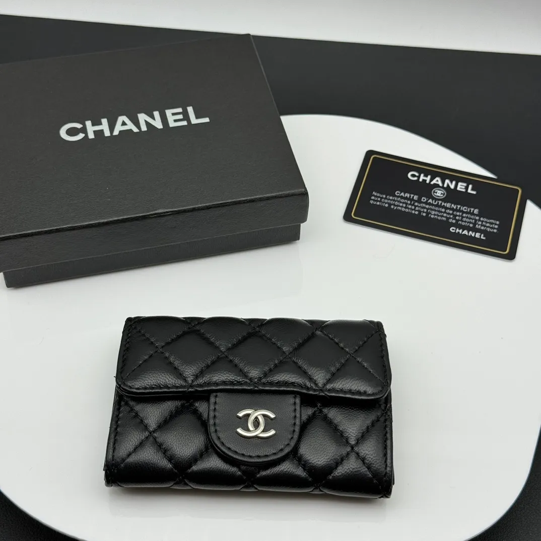 💰130 💎Top quality 💖 𝑪𝑯𝑨𝑵𝑬𝑳 Sheep pattern black/silver 💌 23K classic diamond pattern lambskin Chanel wallet 👛 CHANEL Classic Series Many new cf small card bags have arrived! This card holder has an extra card pocket at the back than the previous classic card holder❤️You can store cards and coins separately😊A very practical coin purse❤️Model number: AP458 Size: 11X7.5X2
