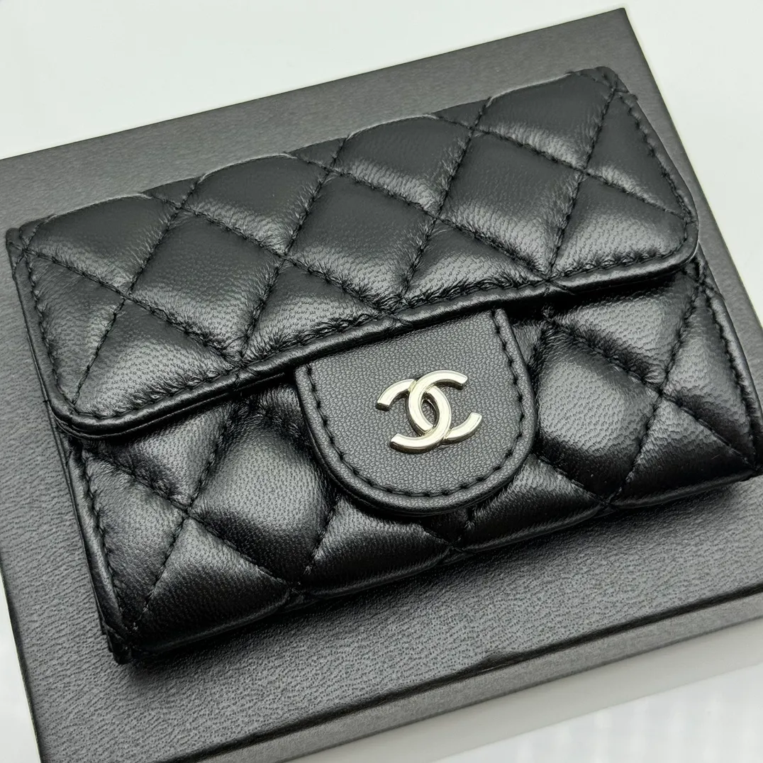 💰130 💎Top quality 💖 𝑪𝑯𝑨𝑵𝑬𝑳 Sheep pattern black/silver 💌 23K classic diamond pattern lambskin Chanel wallet 👛 CHANEL Classic Series Many new cf small card bags have arrived! This card holder has an extra card pocket at the back than the previous classic card holder❤️You can store cards and coins separately😊A very practical coin purse❤️Model number: AP458 Size: 11X7.5X2