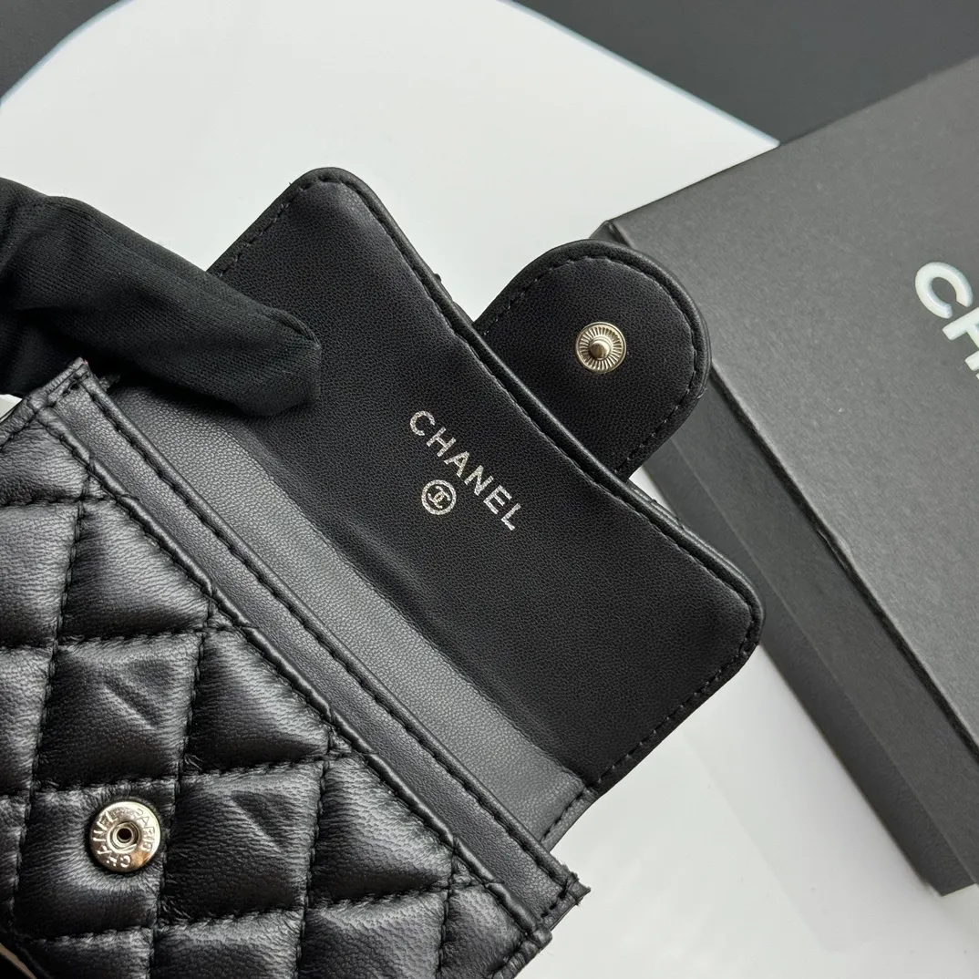 💰130 💎Top quality 💖 𝑪𝑯𝑨𝑵𝑬𝑳 Sheep pattern black/silver 💌 23K classic diamond pattern lambskin Chanel wallet 👛 CHANEL Classic Series Many new cf small card bags have arrived! This card holder has an extra card pocket at the back than the previous classic card holder❤️You can store cards and coins separately😊A very practical coin purse❤️Model number: AP458 Size: 11X7.5X2