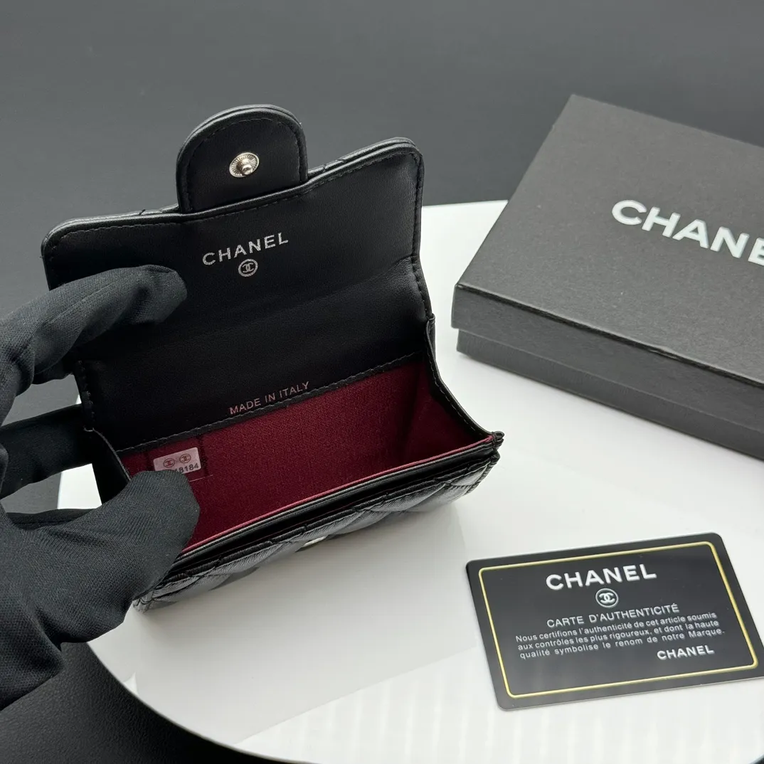 💰130 💎Top quality 💖 𝑪𝑯𝑨𝑵𝑬𝑳 Sheep pattern black/silver 💌 23K classic diamond pattern lambskin Chanel wallet 👛 CHANEL Classic Series Many new cf small card bags have arrived! This card holder has an extra card pocket at the back than the previous classic card holder❤️You can store cards and coins separately😊A very practical coin purse❤️Model number: AP458 Size: 11X7.5X2