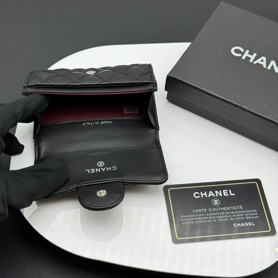 💰130 💎Top quality 💖 𝑪𝑯𝑨𝑵𝑬𝑳 Sheep pattern black/silver 💌 23K classic diamond pattern lambskin Chanel wallet 👛 CHANEL Classic Series Many new cf small card bags have arrived! This card holder has an extra card pocket at the back than the previous classic card holder❤️You can store cards and coins separately😊A very practical coin purse❤️Model number: AP458 Size: 11X7.5X2