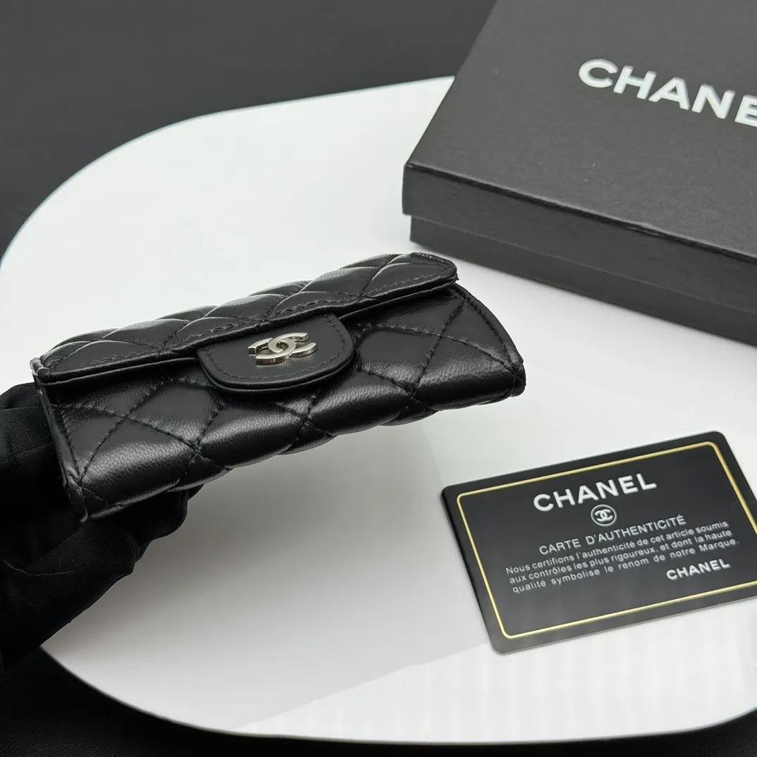 💰130 💎Top quality 💖 𝑪𝑯𝑨𝑵𝑬𝑳 Sheep pattern black/silver 💌 23K classic diamond pattern lambskin Chanel wallet 👛 CHANEL Classic Series Many new cf small card bags have arrived! This card holder has an extra card pocket at the back than the previous classic card holder❤️You can store cards and coins separately😊A very practical coin purse❤️Model number: AP458 Size: 11X7.5X2